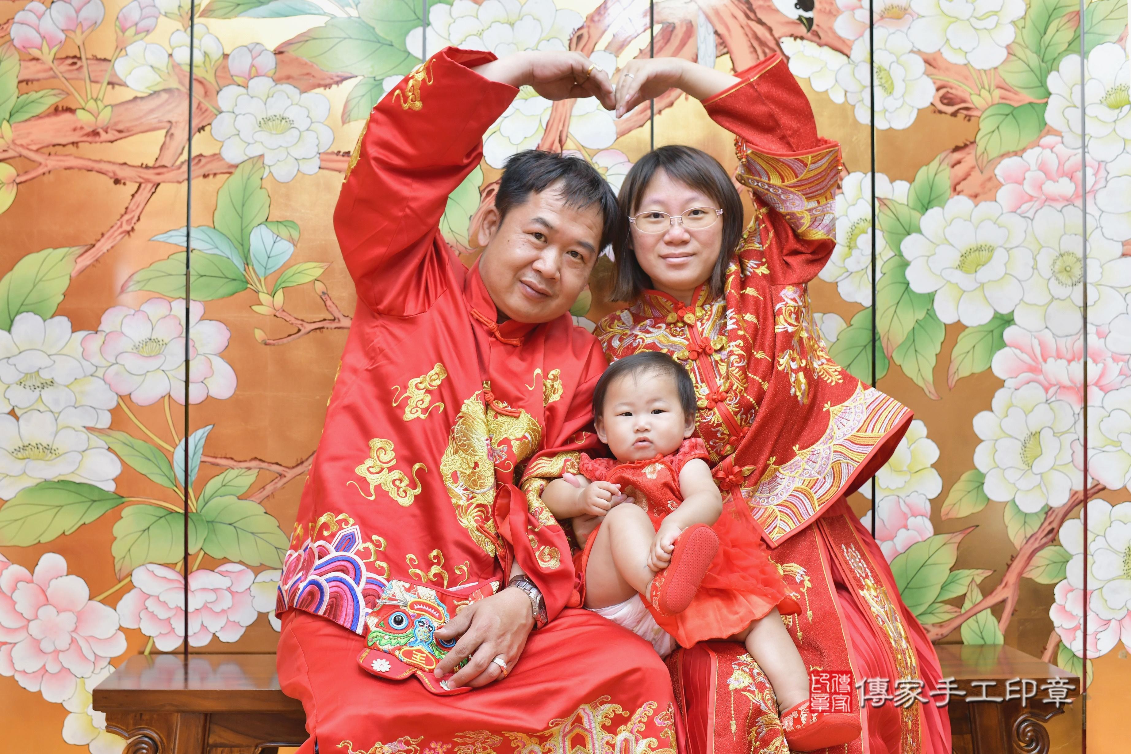 傳家手工印章桃園店、抓周、度脺、美式風會場、傳家嬰兒古禮、吉祥話、抓周道具物品24種、拍照。抓周證書。寶寶抓周、滿周歲、生日快樂、祝福
