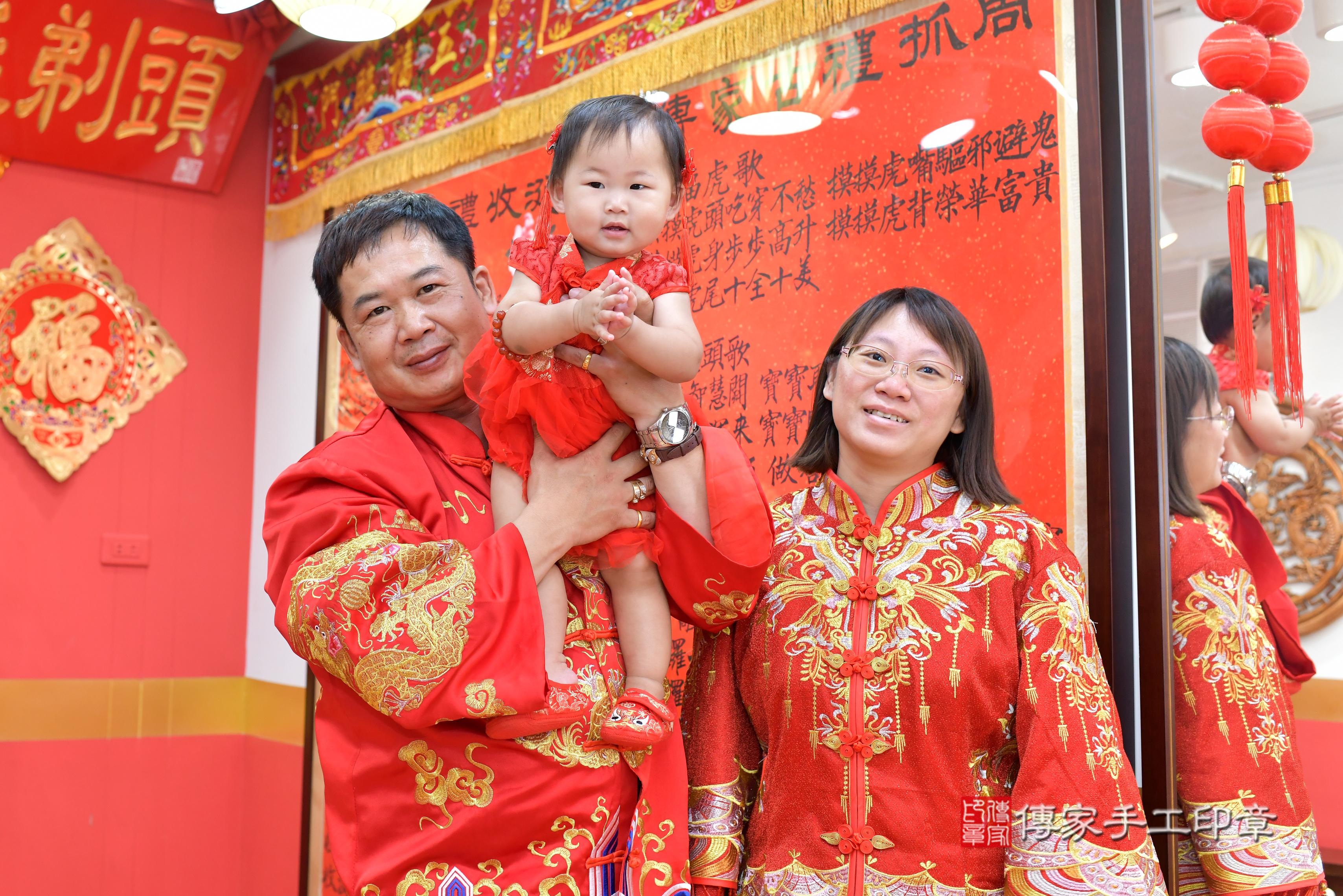 傳家手工印章桃園店、抓周、度脺、美式風會場、傳家嬰兒古禮、吉祥話、抓周道具物品24種、拍照。抓周證書。寶寶抓周、滿周歲、生日快樂、祝福