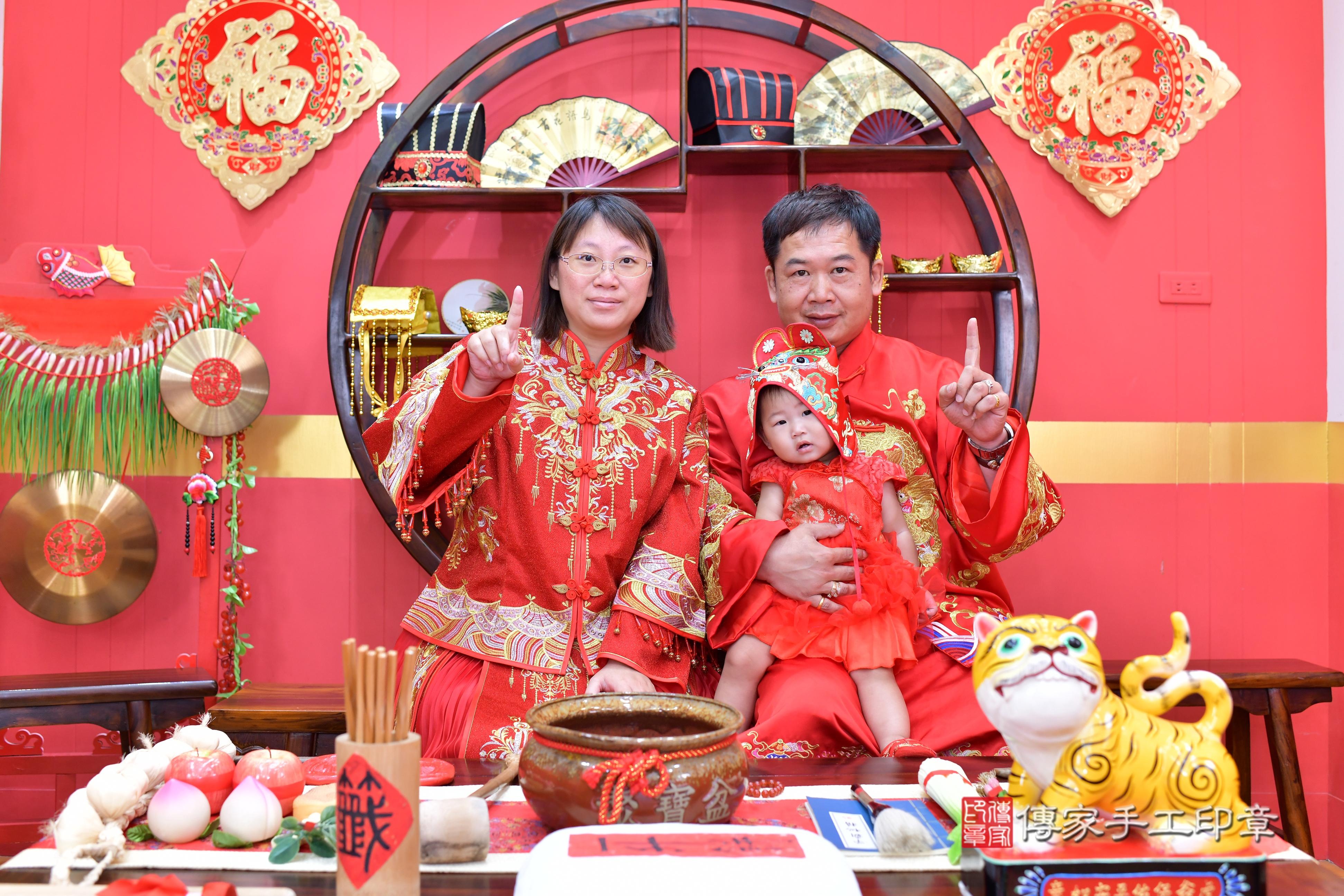 傳家手工印章桃園店、抓周、度脺、美式風會場、傳家嬰兒古禮、吉祥話、抓周道具物品24種、拍照。抓周證書。寶寶抓周、滿周歲、生日快樂、祝福