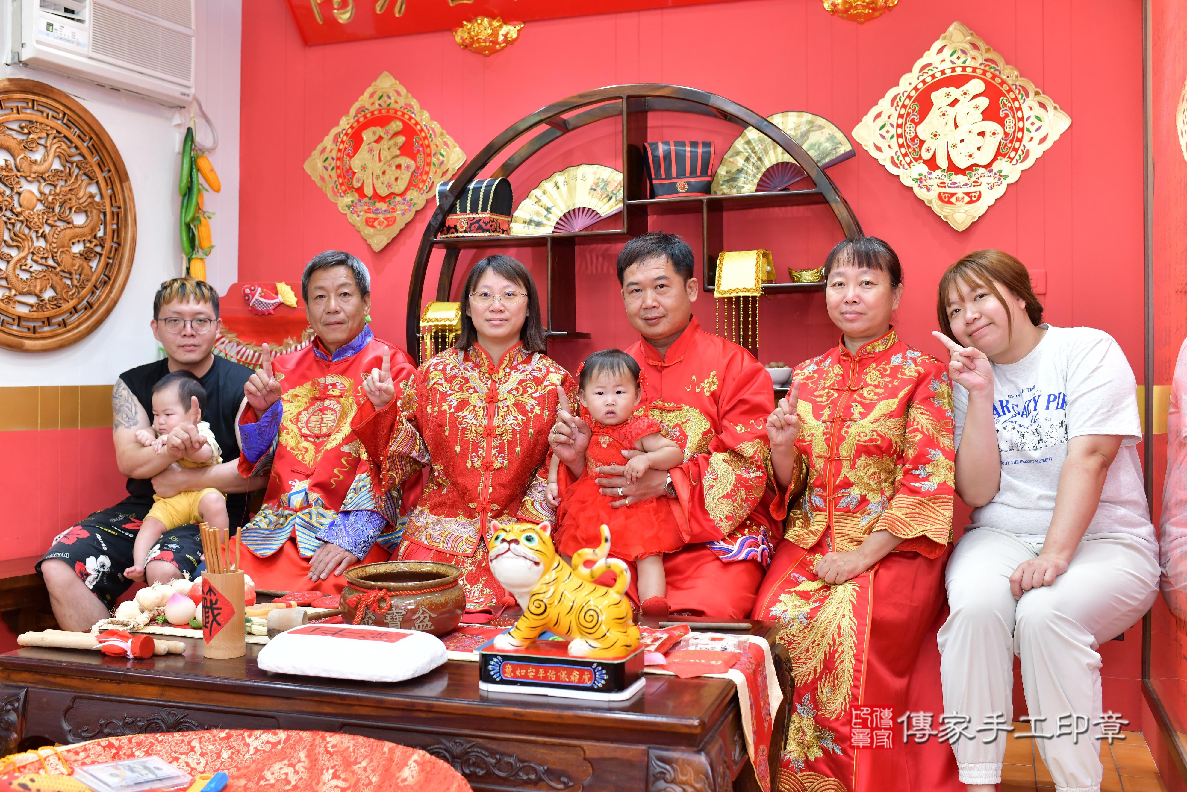 傳家手工印章桃園店、抓周、度脺、美式風會場、傳家嬰兒古禮、吉祥話、抓周道具物品24種、拍照。抓周證書。寶寶抓周、滿周歲、生日快樂、祝福