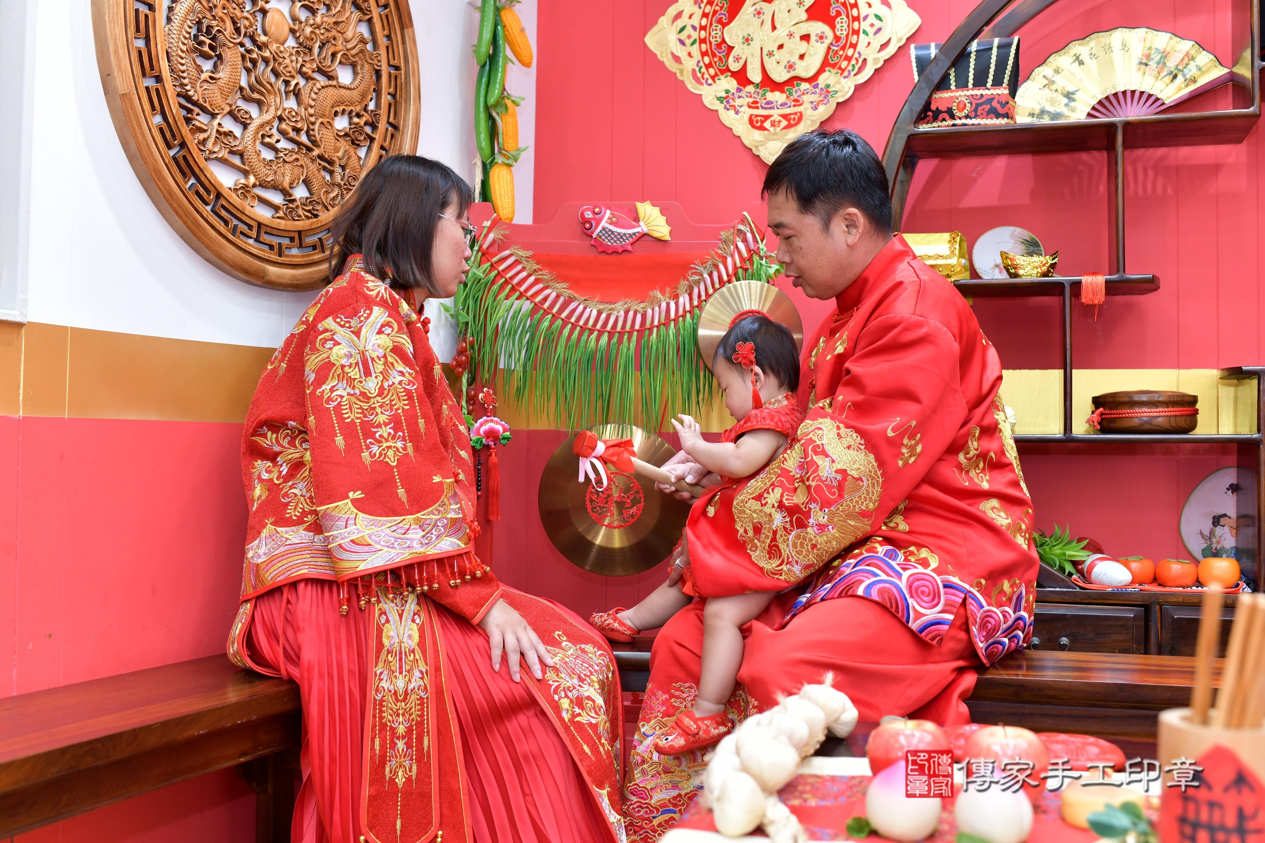 傳家手工印章桃園店、抓周、度脺、美式風會場、傳家嬰兒古禮、吉祥話、抓周道具物品24種、拍照。抓周證書。寶寶抓周、滿周歲、生日快樂、祝福