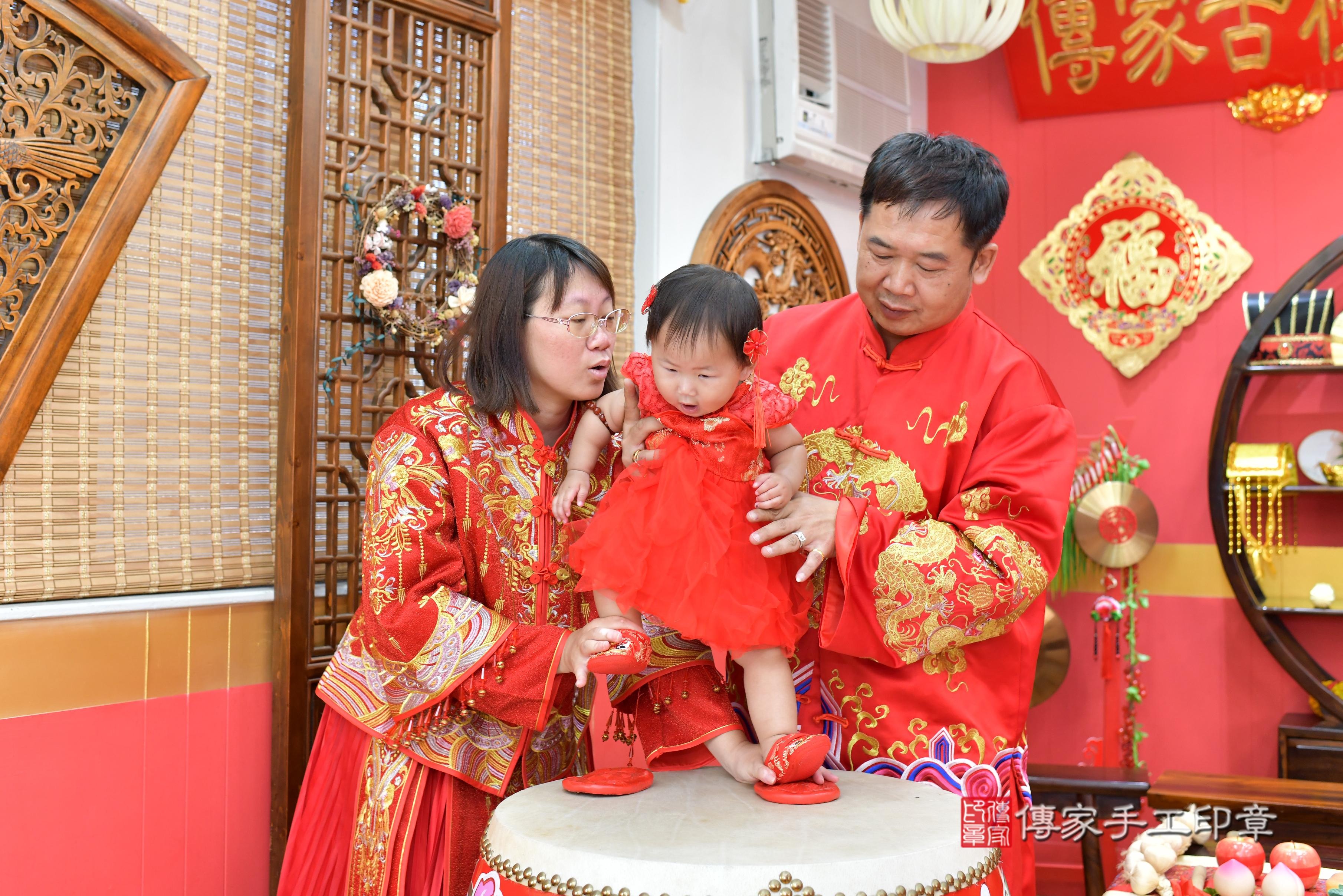 傳家手工印章桃園店、抓周、度脺、美式風會場、傳家嬰兒古禮、吉祥話、抓周道具物品24種、拍照。抓周證書。寶寶抓周、滿周歲、生日快樂、祝福