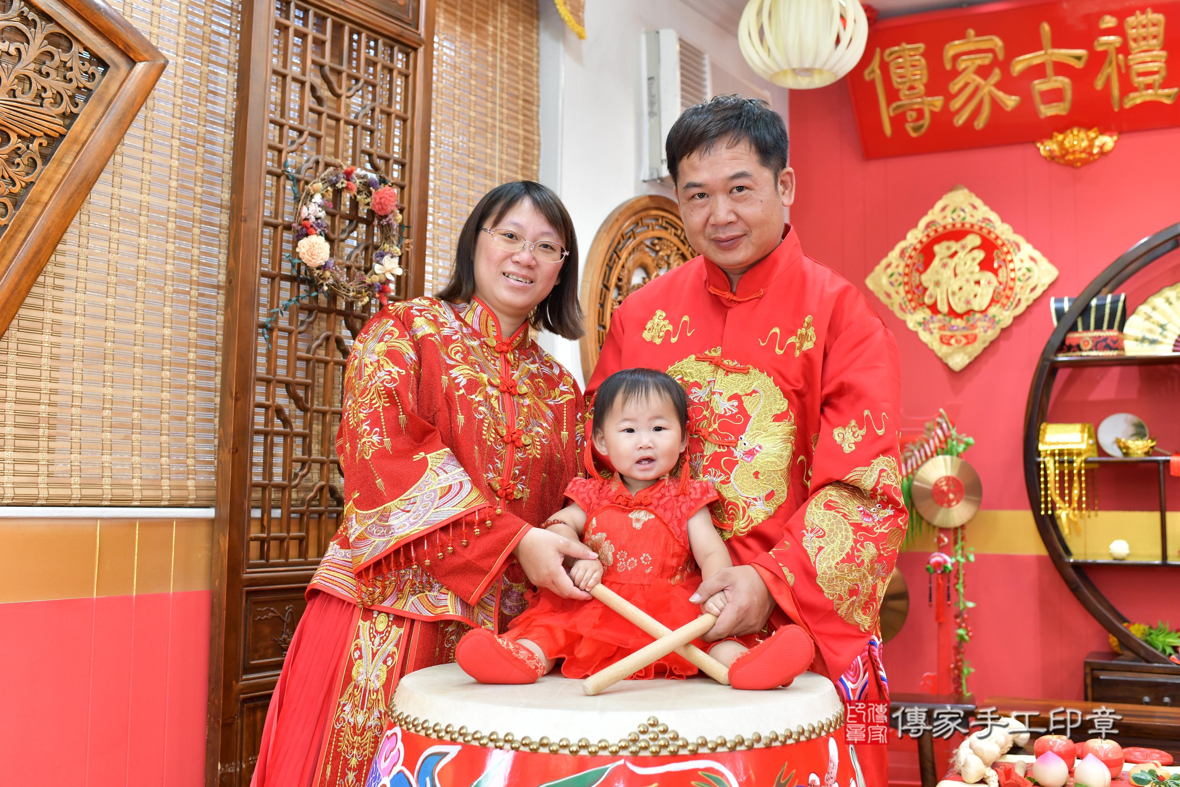 傳家手工印章桃園店、抓周、度脺、美式風會場、傳家嬰兒古禮、吉祥話、抓周道具物品24種、拍照。抓周證書。寶寶抓周、滿周歲、生日快樂、祝福