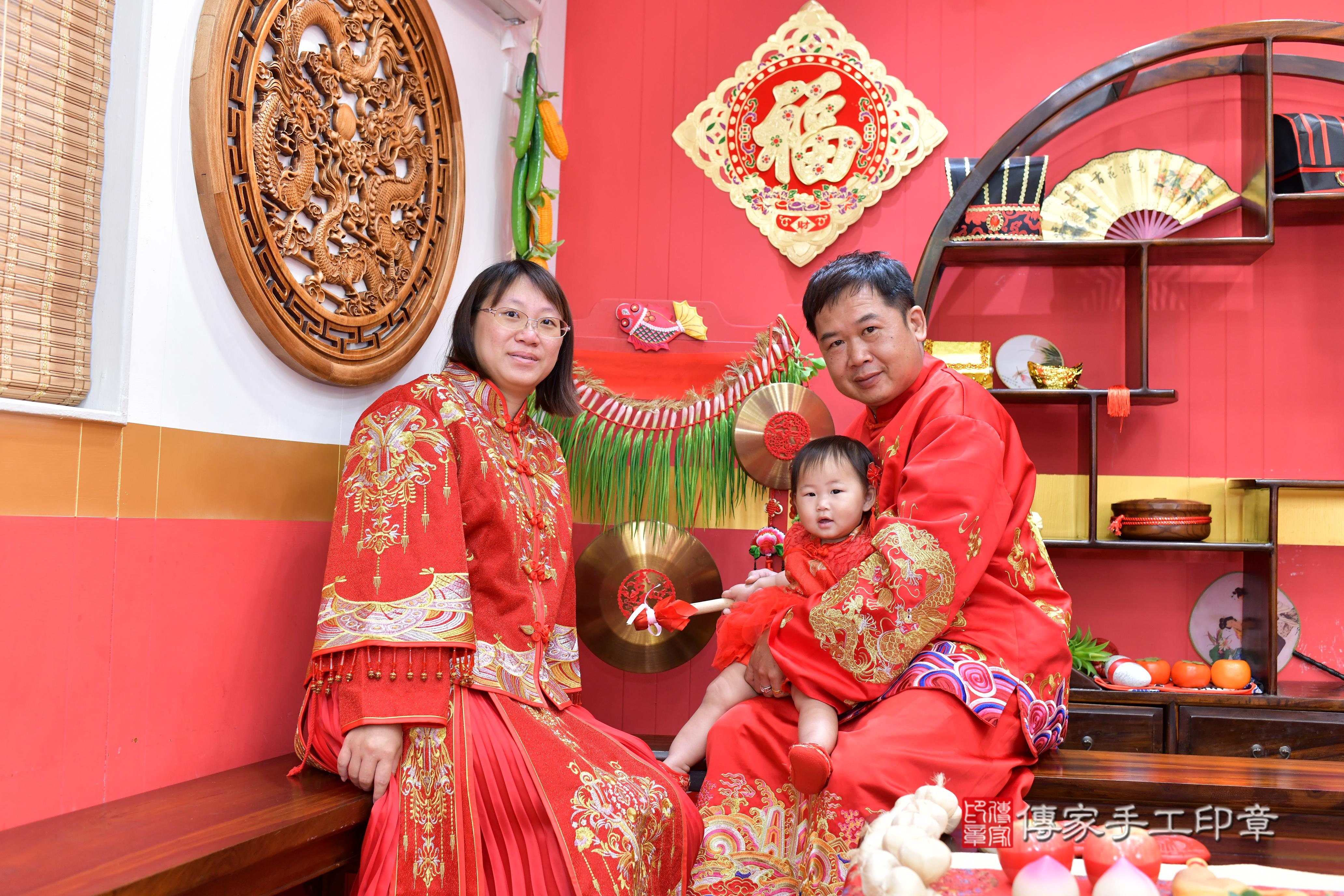 傳家手工印章桃園店、抓周、度脺、美式風會場、傳家嬰兒古禮、吉祥話、抓周道具物品24種、拍照。抓周證書。寶寶抓周、滿周歲、生日快樂、祝福