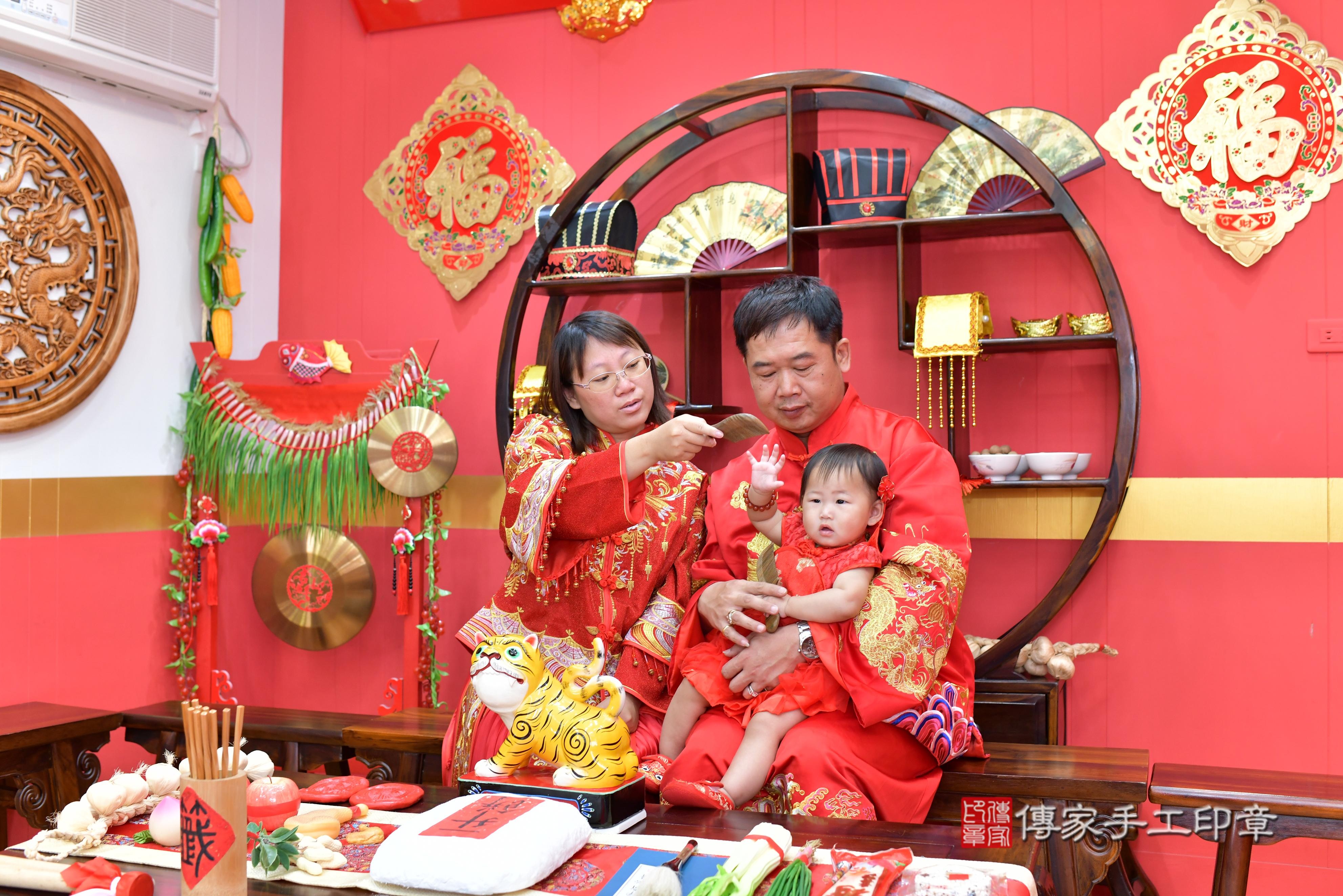 傳家手工印章桃園店、抓周、度脺、美式風會場、傳家嬰兒古禮、吉祥話、抓周道具物品24種、拍照。抓周證書。寶寶抓周、滿周歲、生日快樂、祝福