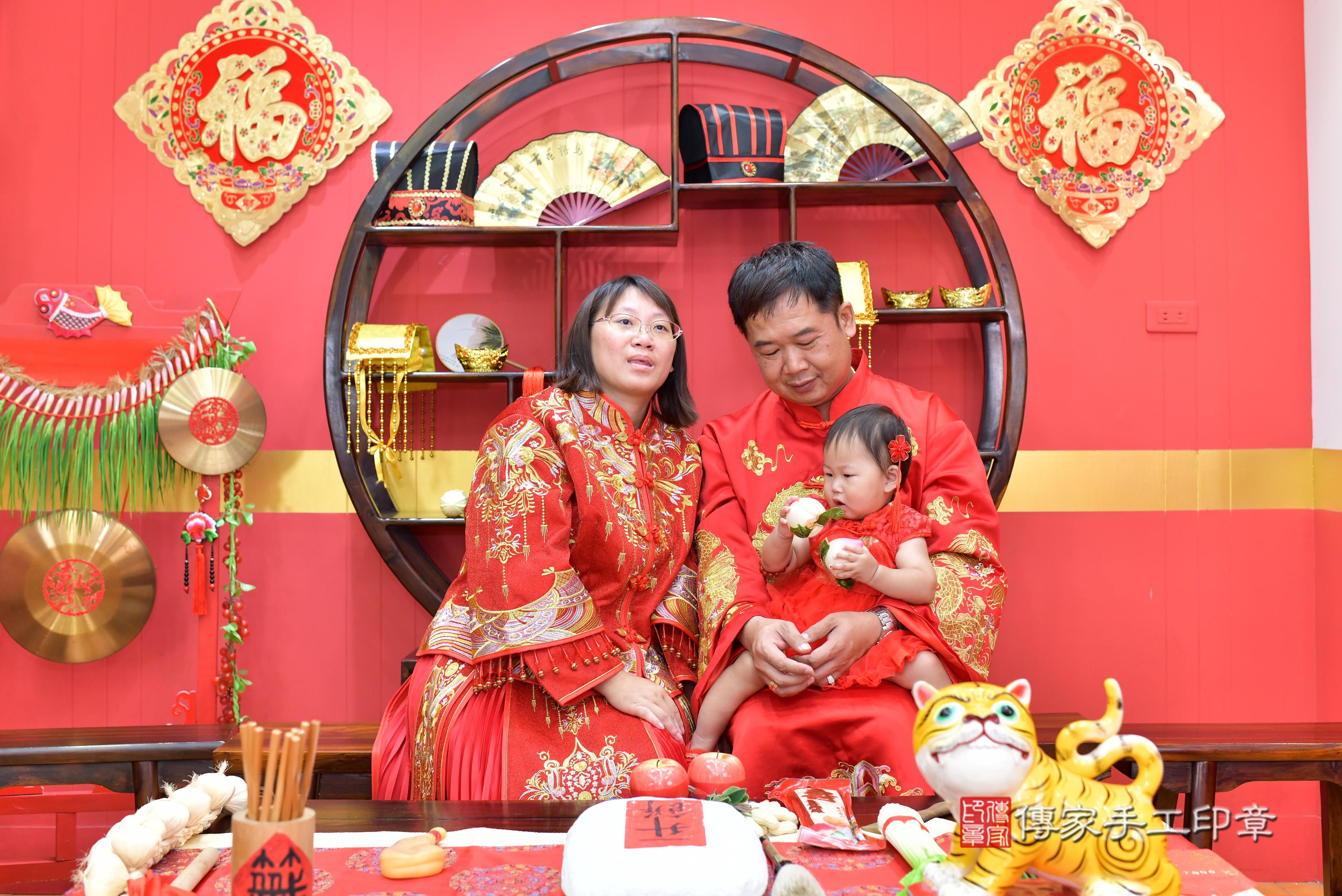 傳家手工印章桃園店、抓周、度脺、美式風會場、傳家嬰兒古禮、吉祥話、抓周道具物品24種、拍照。抓周證書。寶寶抓周、滿周歲、生日快樂、祝福