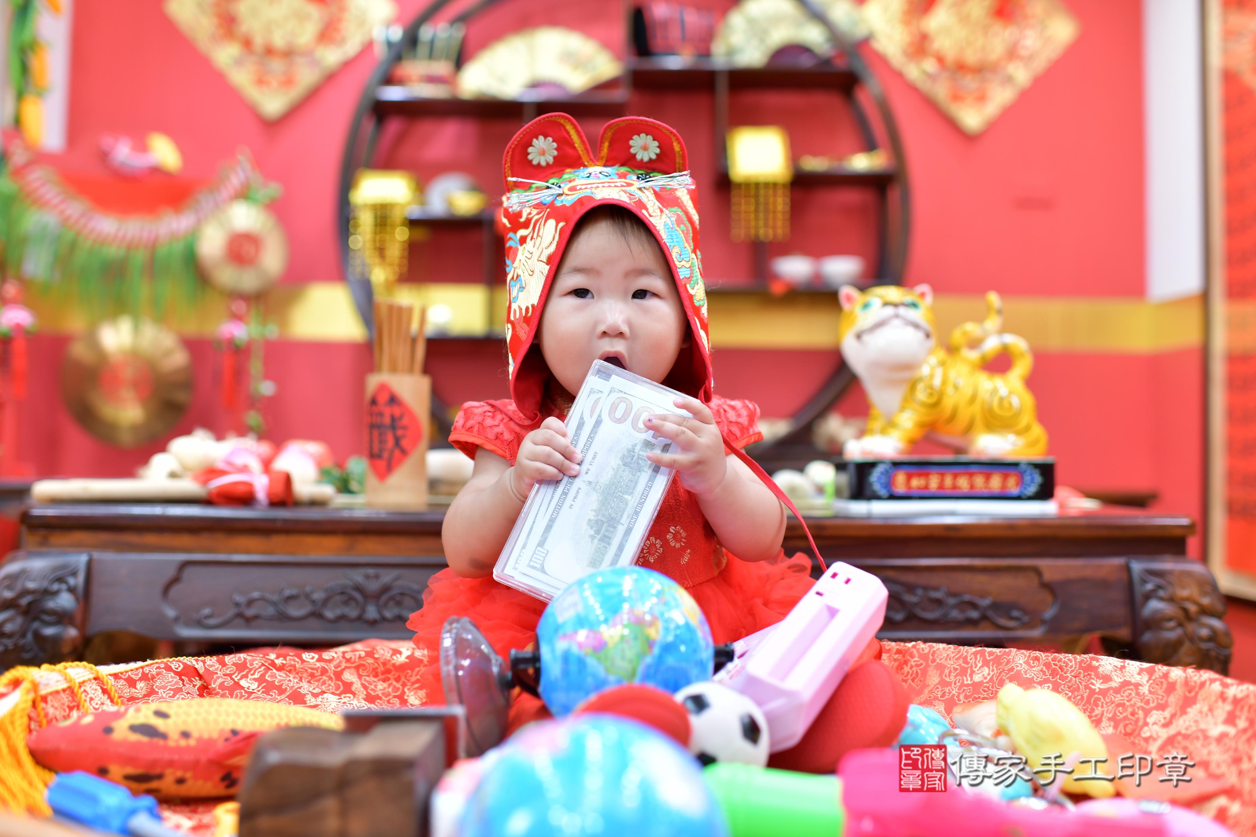 傳家手工印章桃園店、抓周、度脺、美式風會場、傳家嬰兒古禮、吉祥話、抓周道具物品24種、拍照。抓周證書。寶寶抓周、滿周歲、生日快樂、祝福