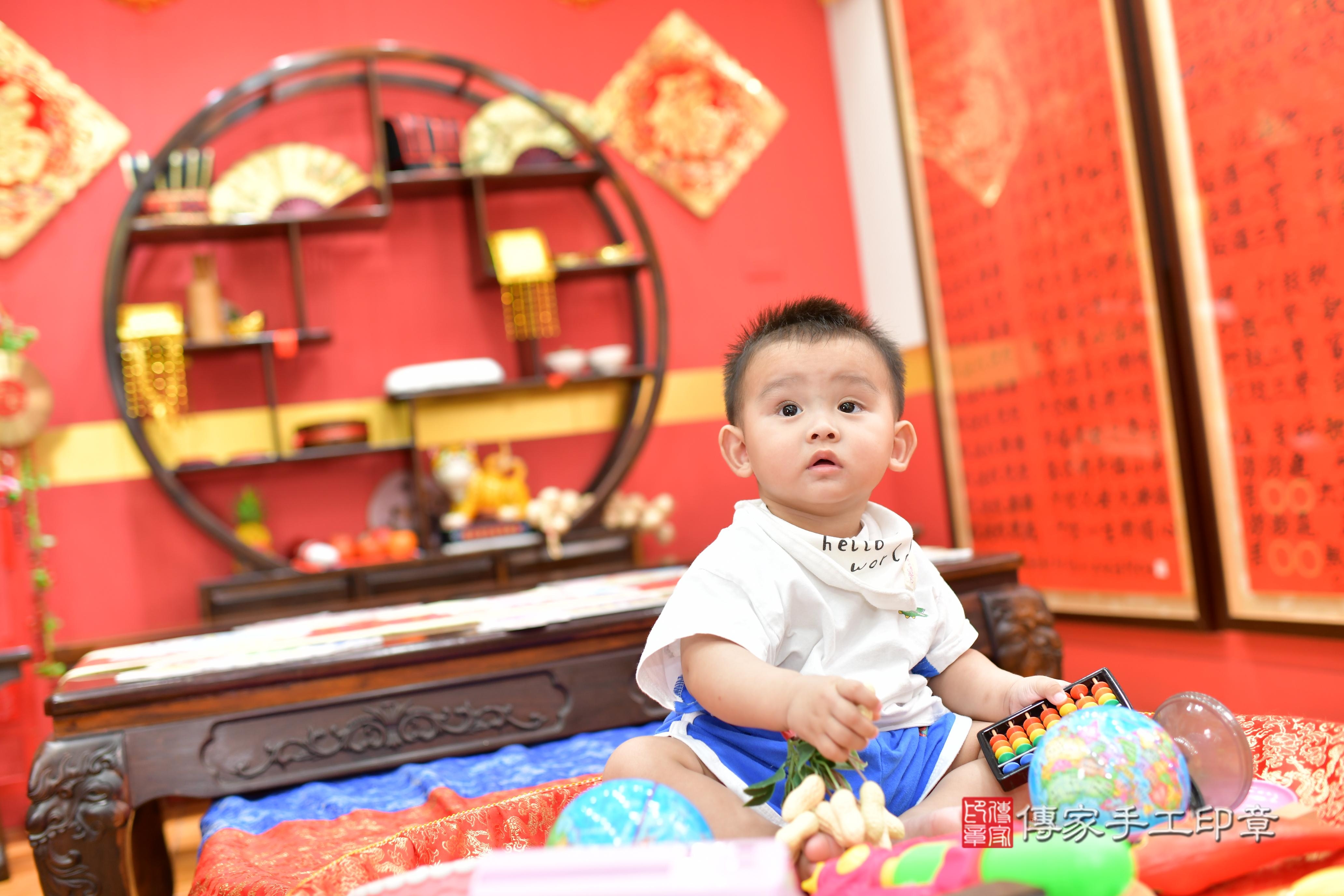 傳家手工印章桃園店、抓周、度脺、美式風會場、傳家嬰兒古禮、吉祥話、抓周道具物品24種、拍照。抓周證書。寶寶抓周、滿周歲、生日快樂、祝福