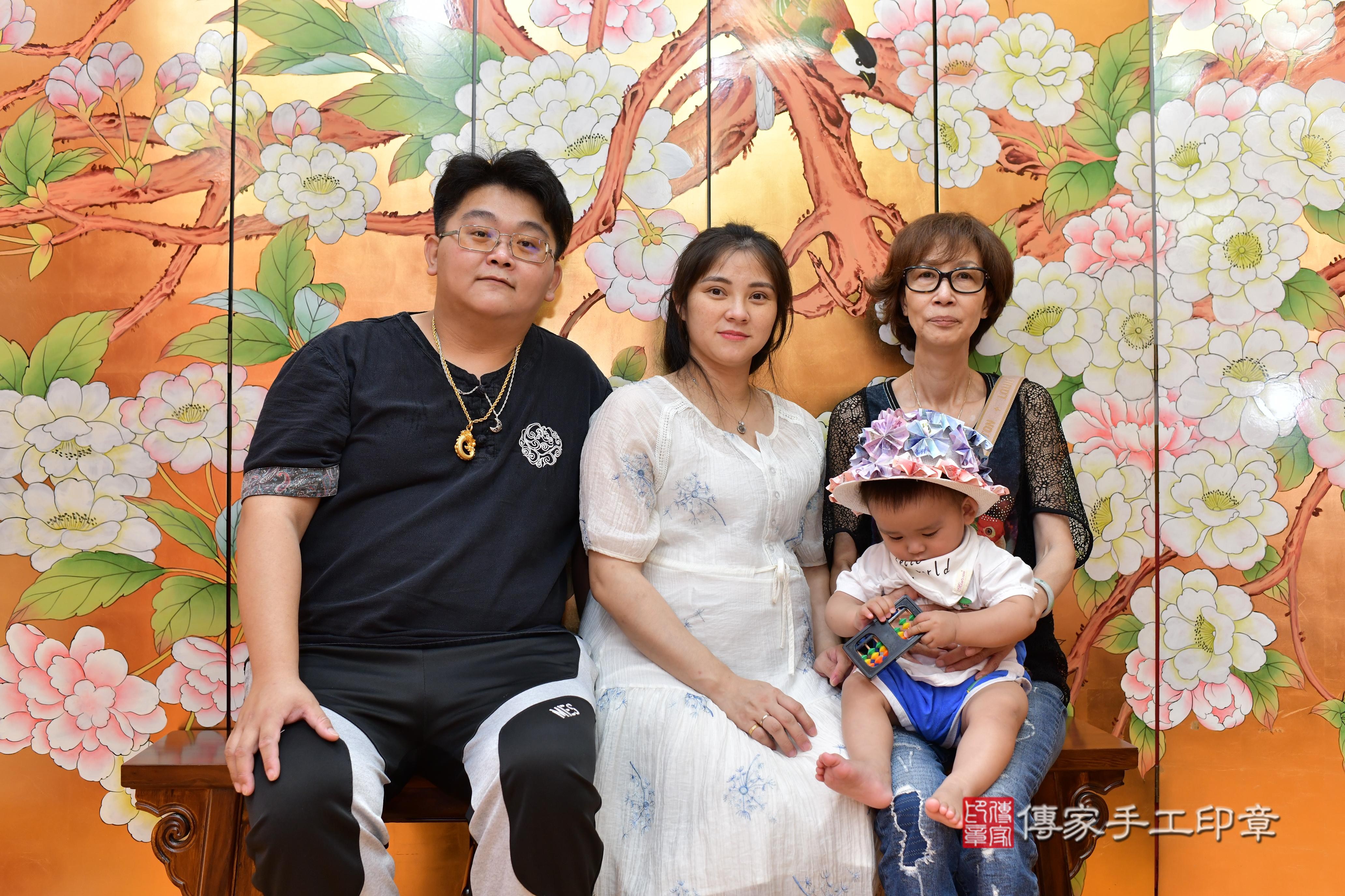 傳家手工印章桃園店、抓周、度脺、美式風會場、傳家嬰兒古禮、吉祥話、抓周道具物品24種、拍照。抓周證書。寶寶抓周、滿周歲、生日快樂、祝福