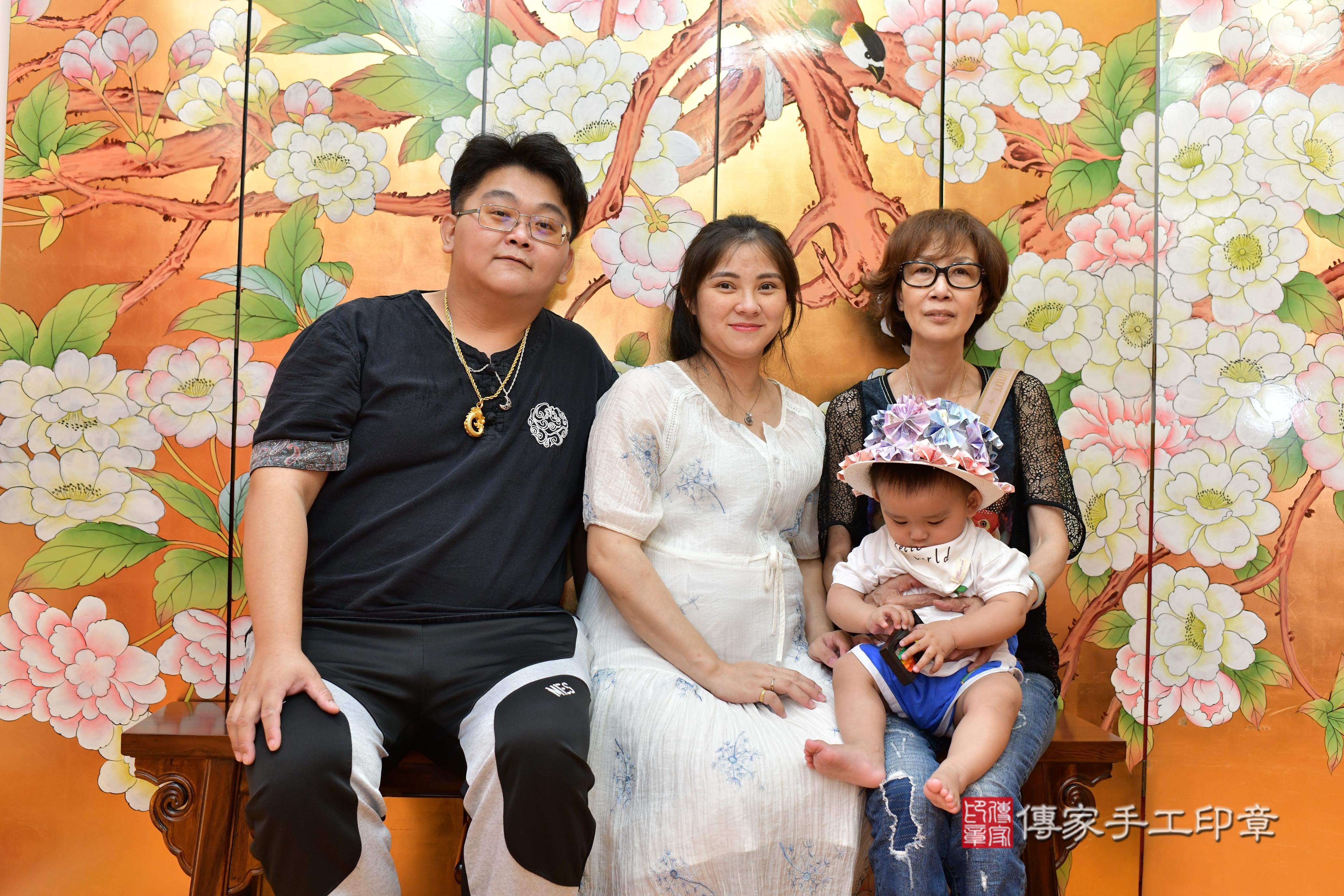傳家手工印章桃園店、抓周、度脺、美式風會場、傳家嬰兒古禮、吉祥話、抓周道具物品24種、拍照。抓周證書。寶寶抓周、滿周歲、生日快樂、祝福