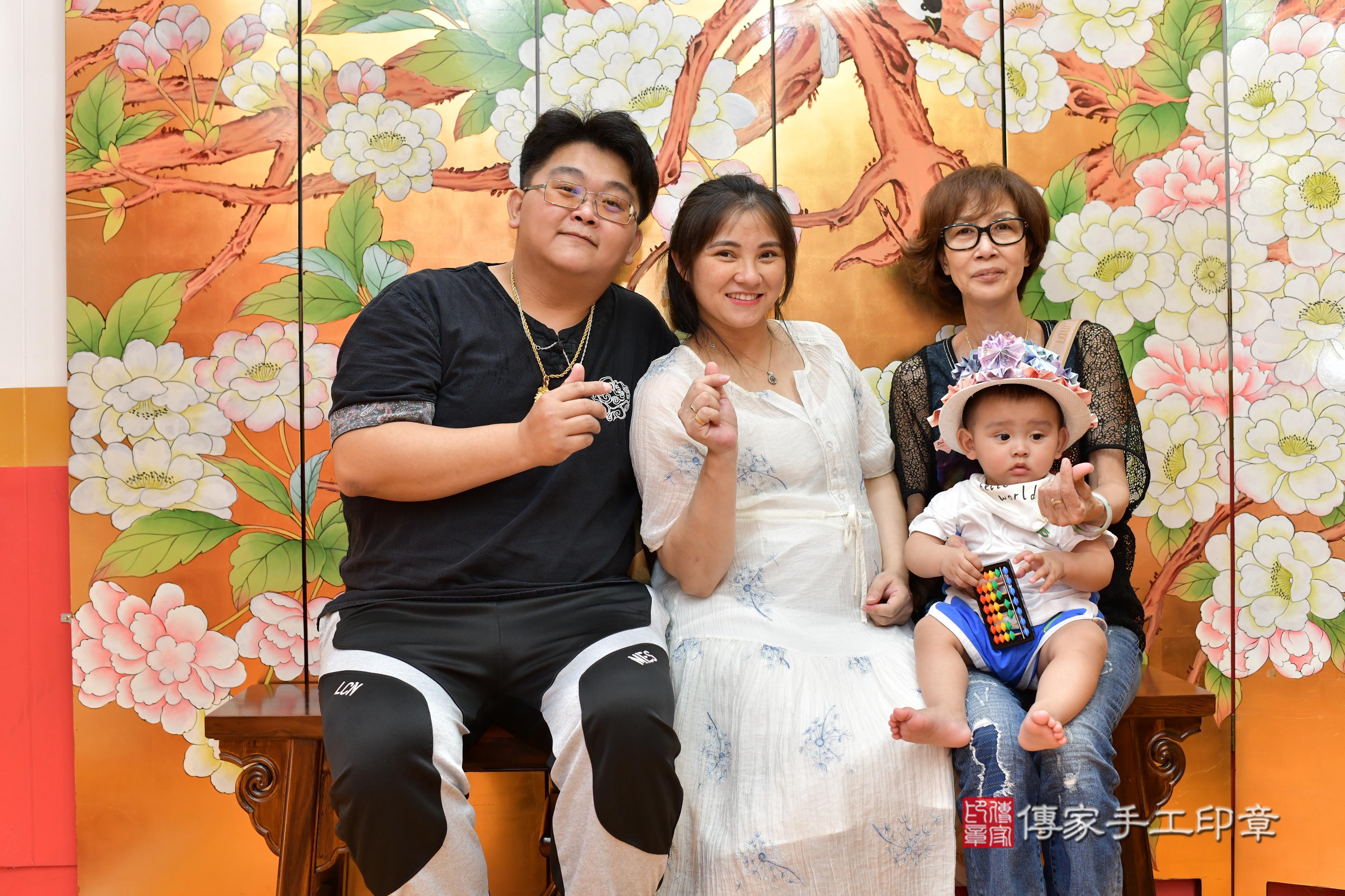 傳家手工印章桃園店、抓周、度脺、美式風會場、傳家嬰兒古禮、吉祥話、抓周道具物品24種、拍照。抓周證書。寶寶抓周、滿周歲、生日快樂、祝福
