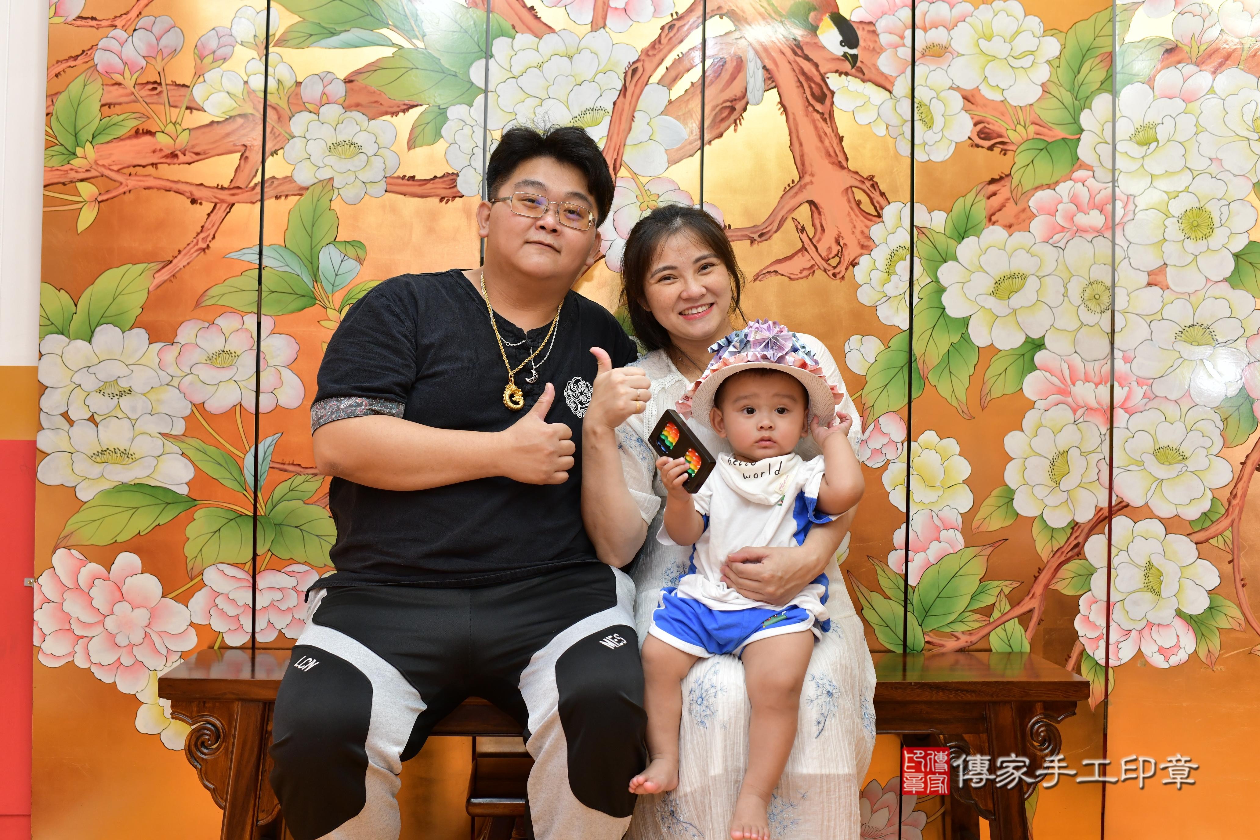 傳家手工印章桃園店、抓周、度脺、美式風會場、傳家嬰兒古禮、吉祥話、抓周道具物品24種、拍照。抓周證書。寶寶抓周、滿周歲、生日快樂、祝福