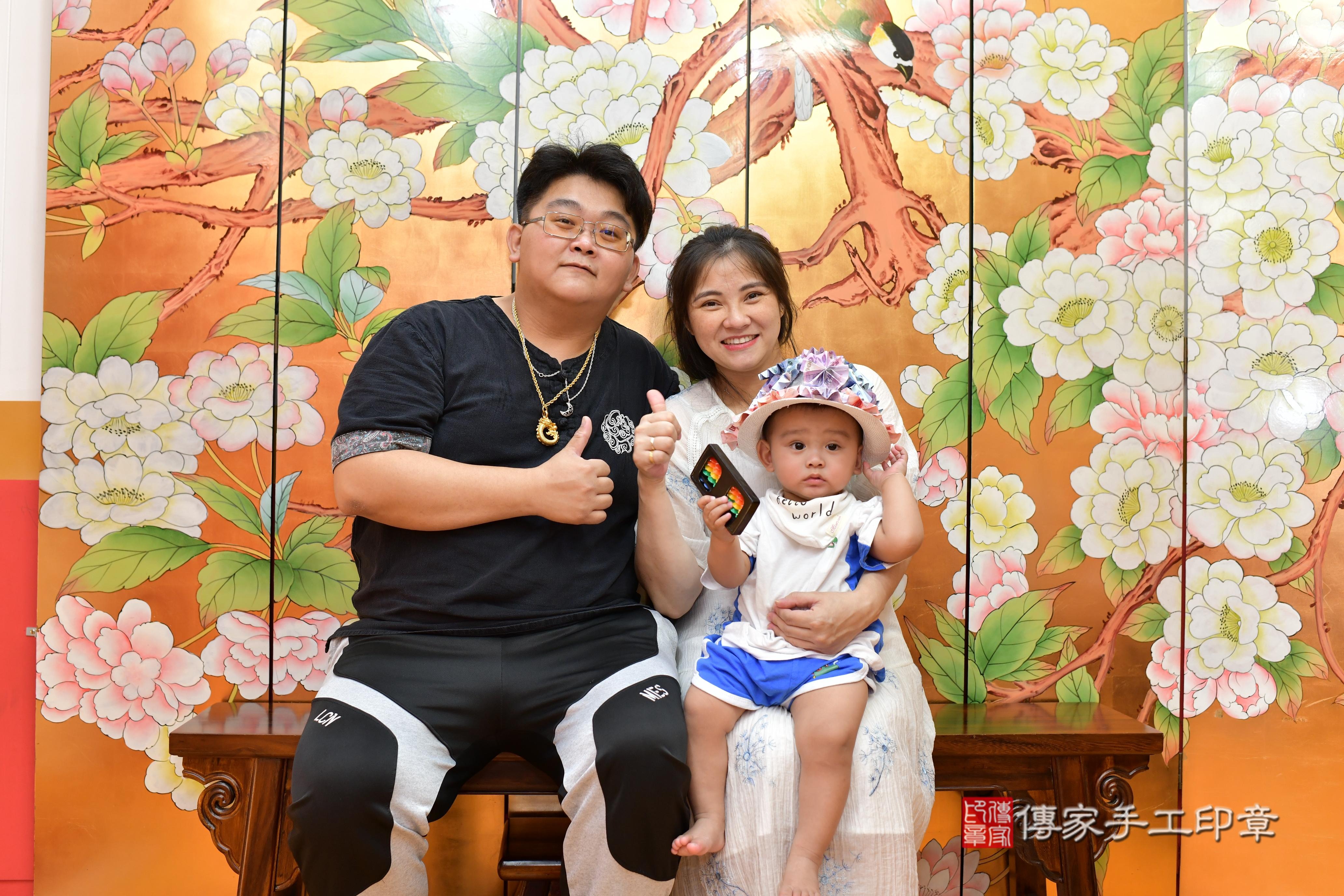 傳家手工印章桃園店、抓周、度脺、美式風會場、傳家嬰兒古禮、吉祥話、抓周道具物品24種、拍照。抓周證書。寶寶抓周、滿周歲、生日快樂、祝福
