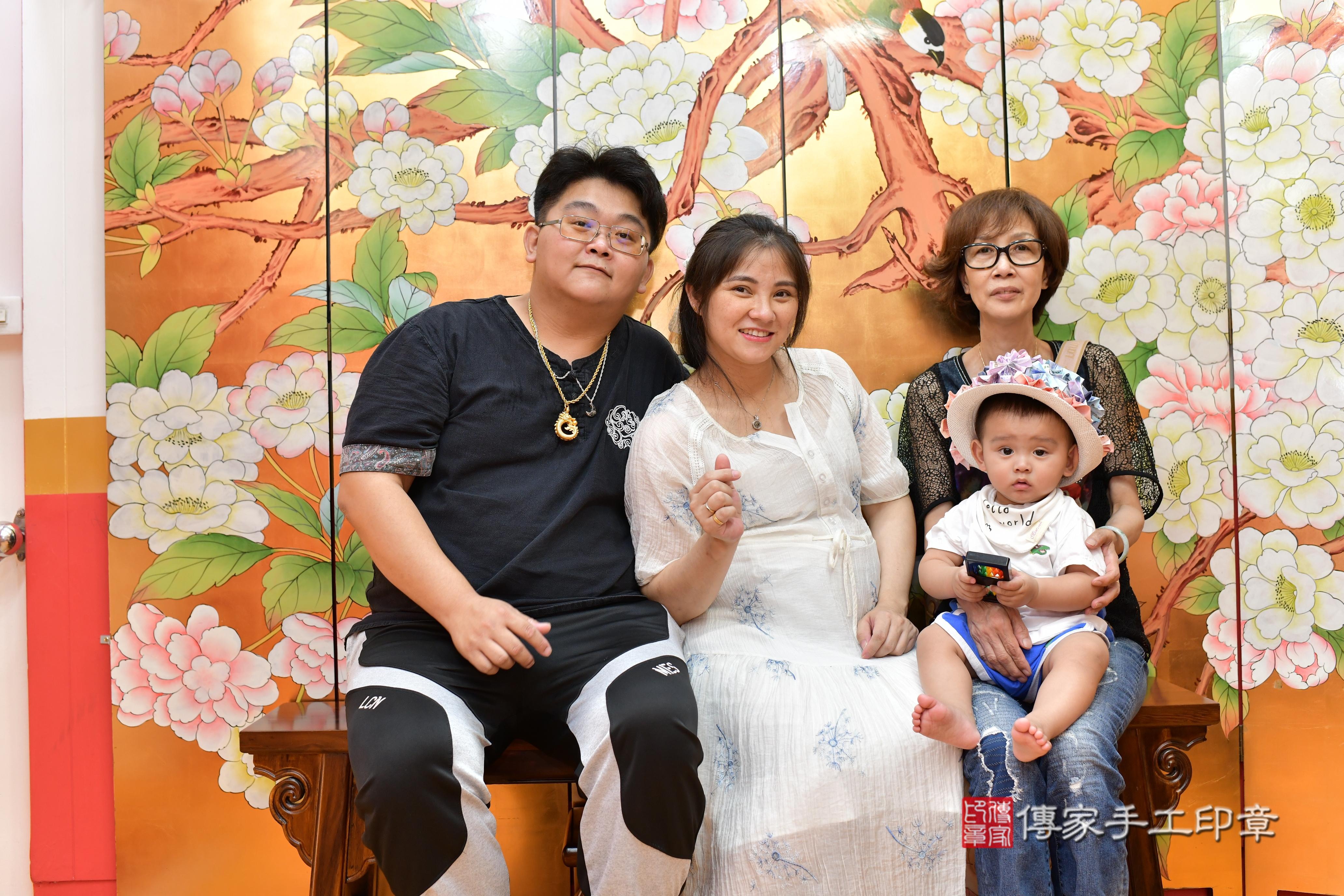 傳家手工印章桃園店、抓周、度脺、美式風會場、傳家嬰兒古禮、吉祥話、抓周道具物品24種、拍照。抓周證書。寶寶抓周、滿周歲、生日快樂、祝福