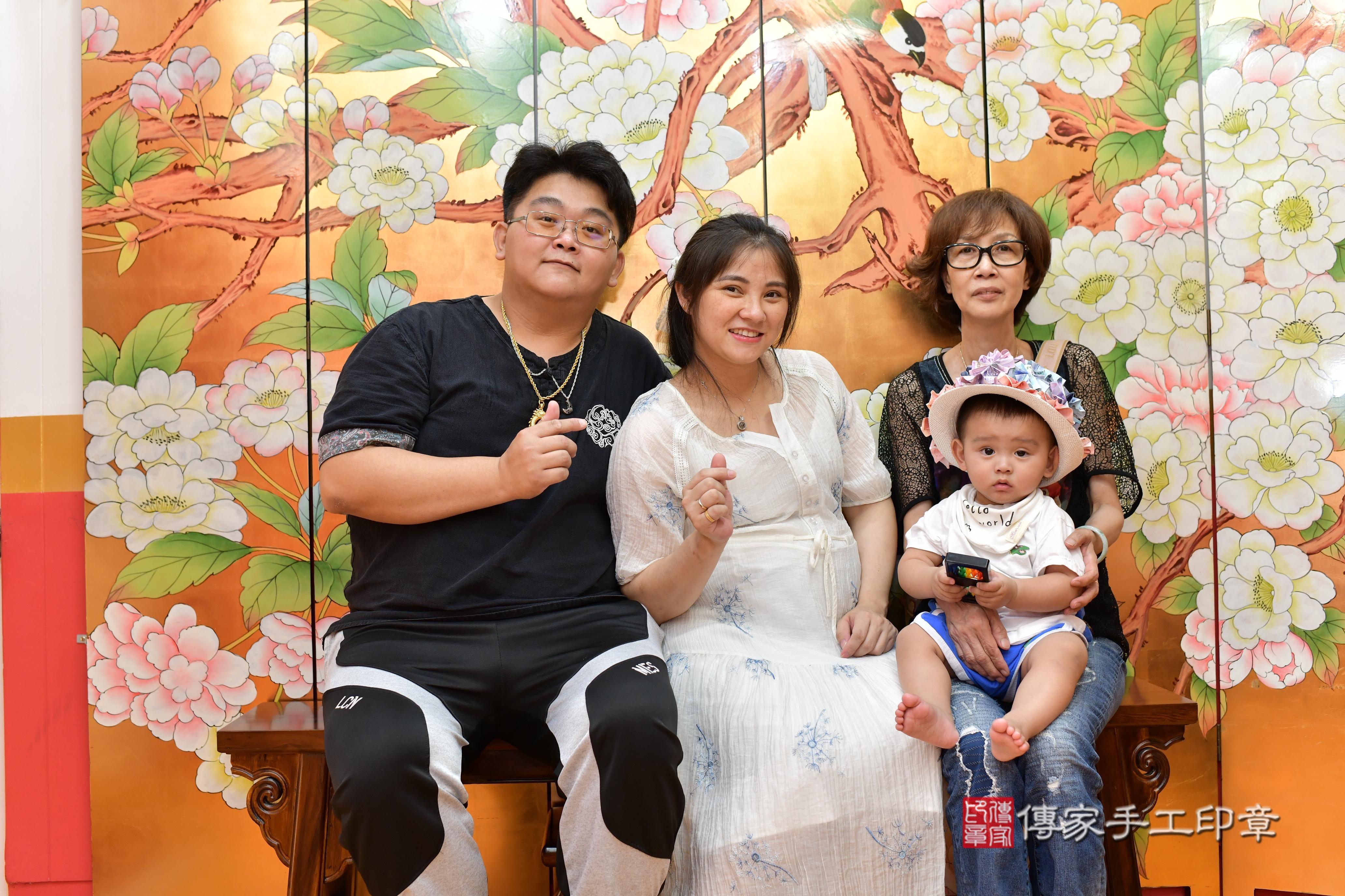 傳家手工印章桃園店、抓周、度脺、美式風會場、傳家嬰兒古禮、吉祥話、抓周道具物品24種、拍照。抓周證書。寶寶抓周、滿周歲、生日快樂、祝福
