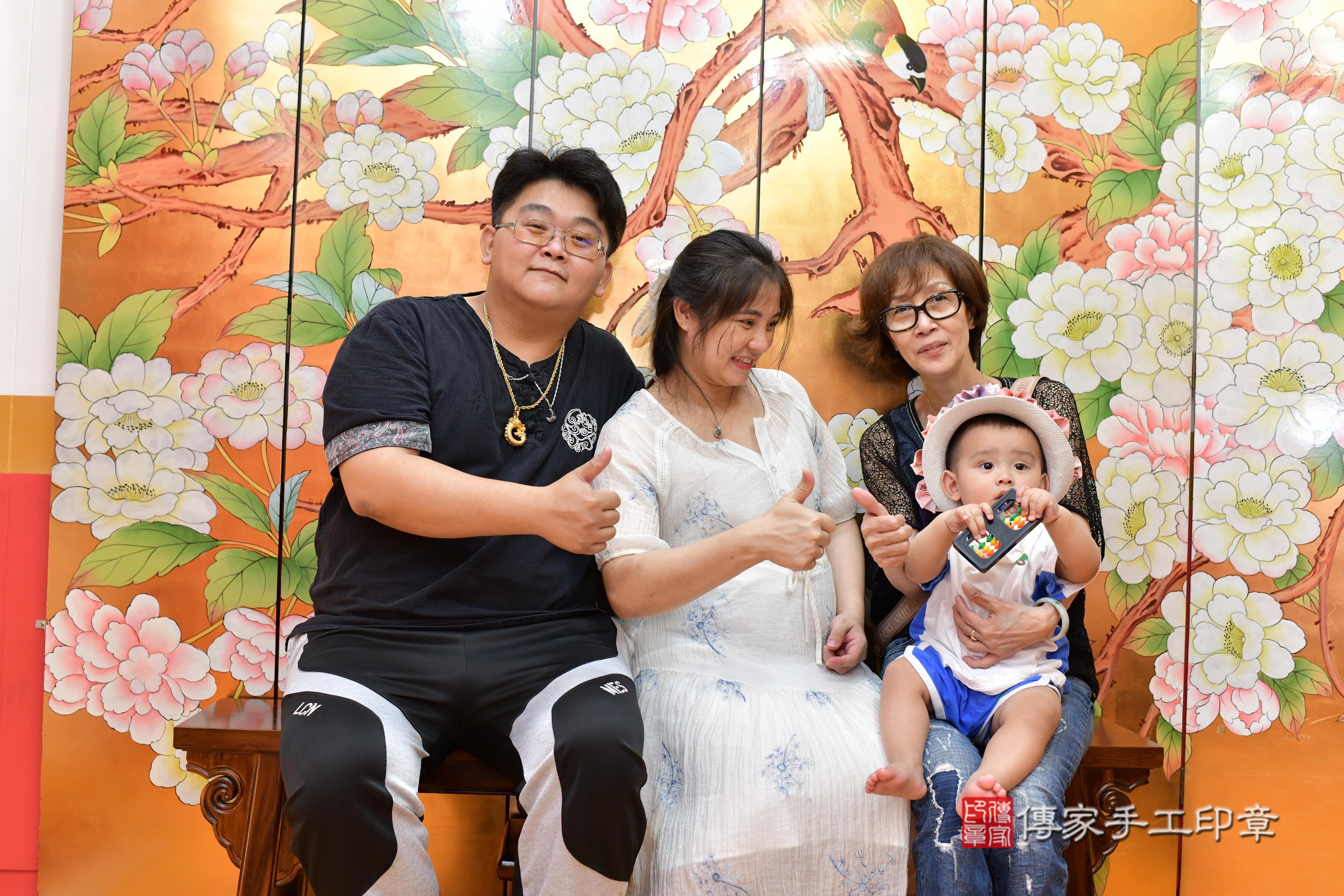 傳家手工印章桃園店、抓周、度脺、美式風會場、傳家嬰兒古禮、吉祥話、抓周道具物品24種、拍照。抓周證書。寶寶抓周、滿周歲、生日快樂、祝福