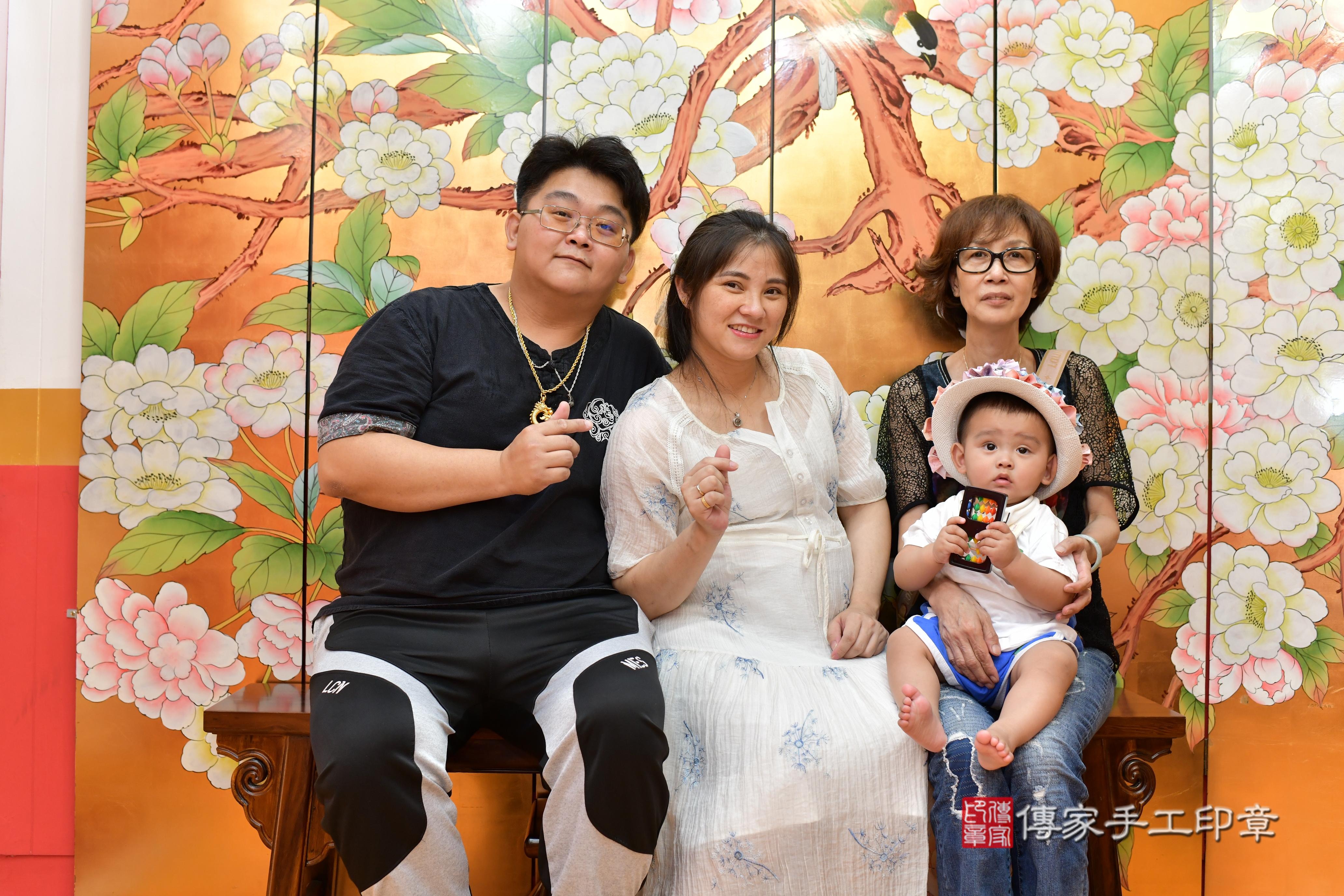 傳家手工印章桃園店、抓周、度脺、美式風會場、傳家嬰兒古禮、吉祥話、抓周道具物品24種、拍照。抓周證書。寶寶抓周、滿周歲、生日快樂、祝福