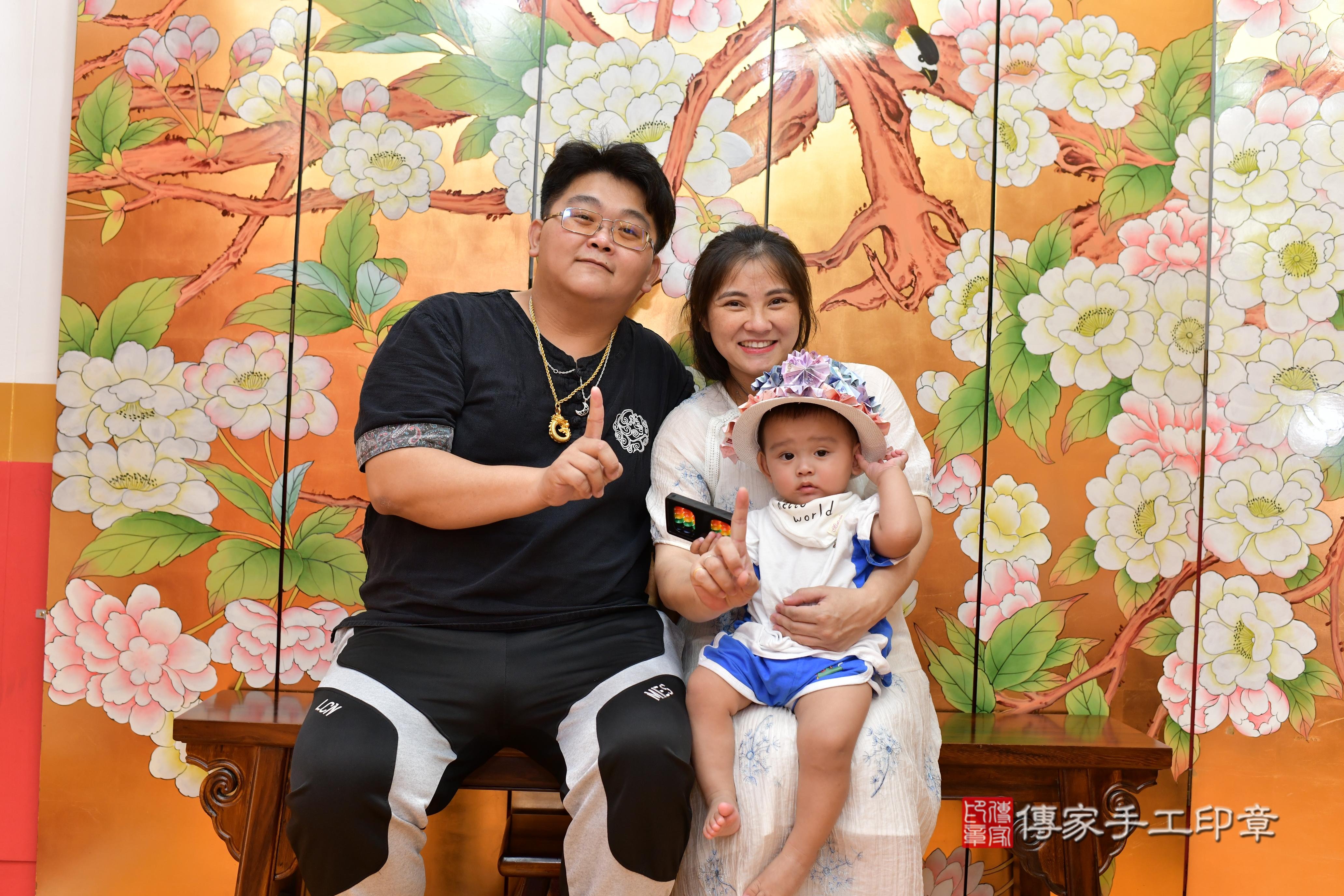 傳家手工印章桃園店、抓周、度脺、美式風會場、傳家嬰兒古禮、吉祥話、抓周道具物品24種、拍照。抓周證書。寶寶抓周、滿周歲、生日快樂、祝福