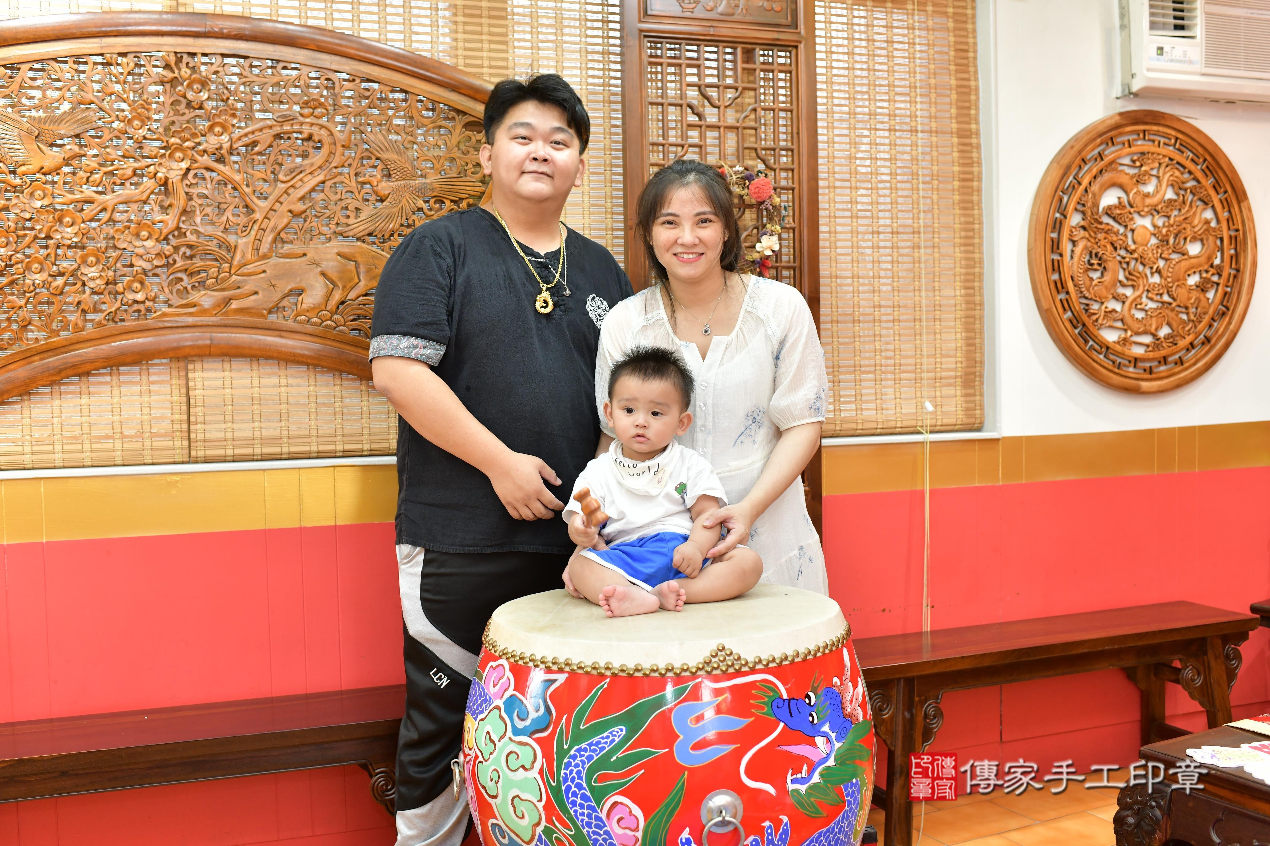 傳家手工印章桃園店、抓周、度脺、美式風會場、傳家嬰兒古禮、吉祥話、抓周道具物品24種、拍照。抓周證書。寶寶抓周、滿周歲、生日快樂、祝福