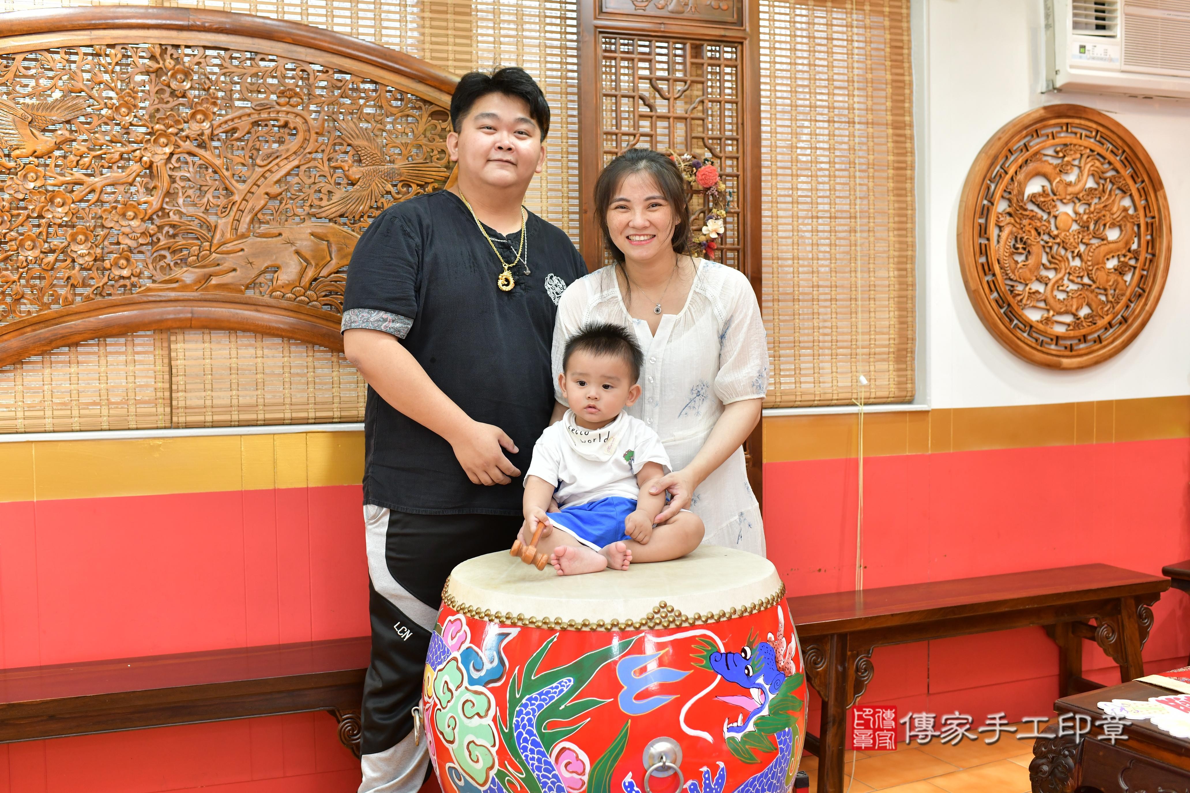 傳家手工印章桃園店、抓周、度脺、美式風會場、傳家嬰兒古禮、吉祥話、抓周道具物品24種、拍照。抓周證書。寶寶抓周、滿周歲、生日快樂、祝福