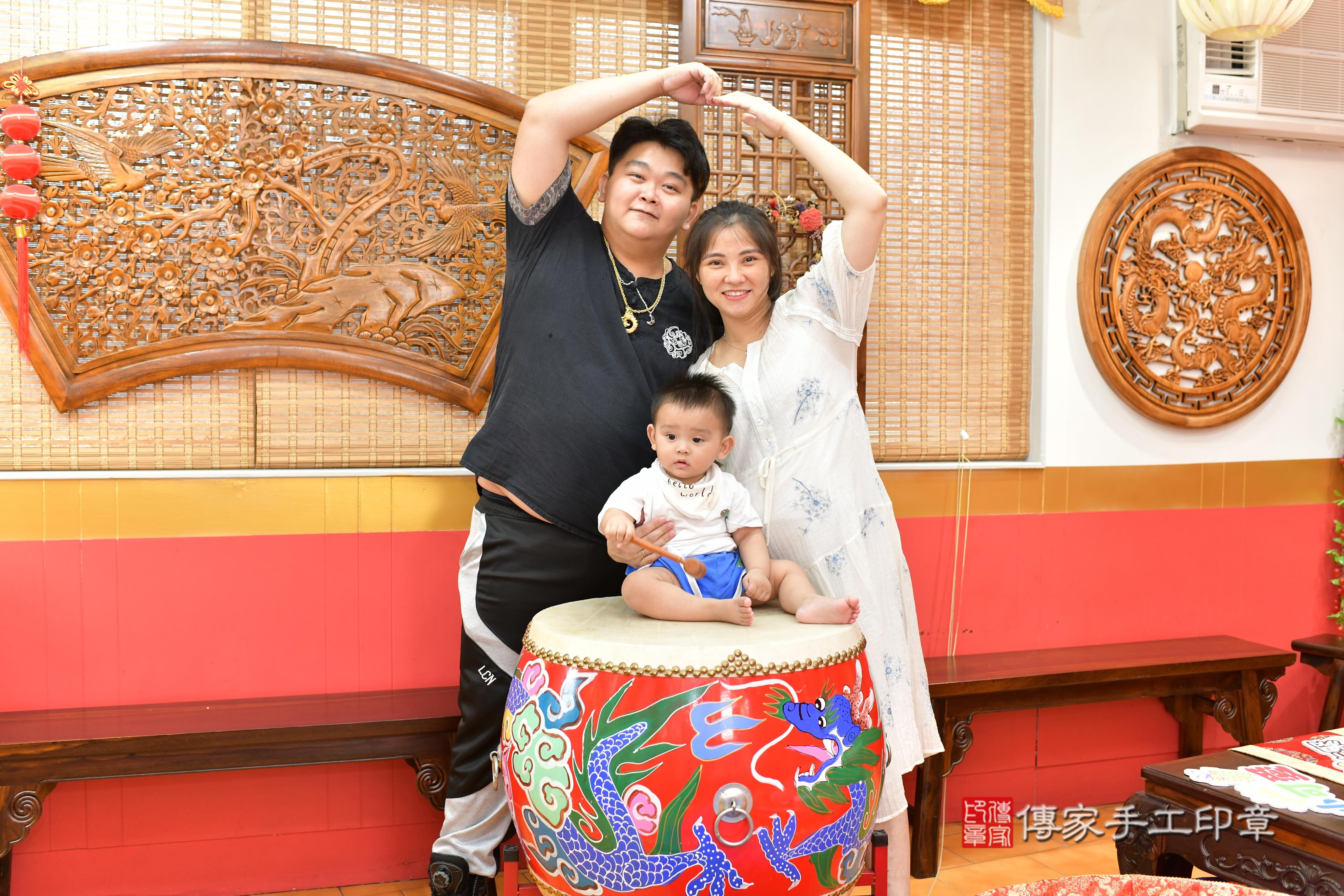 傳家手工印章桃園店、抓周、度脺、美式風會場、傳家嬰兒古禮、吉祥話、抓周道具物品24種、拍照。抓周證書。寶寶抓周、滿周歲、生日快樂、祝福