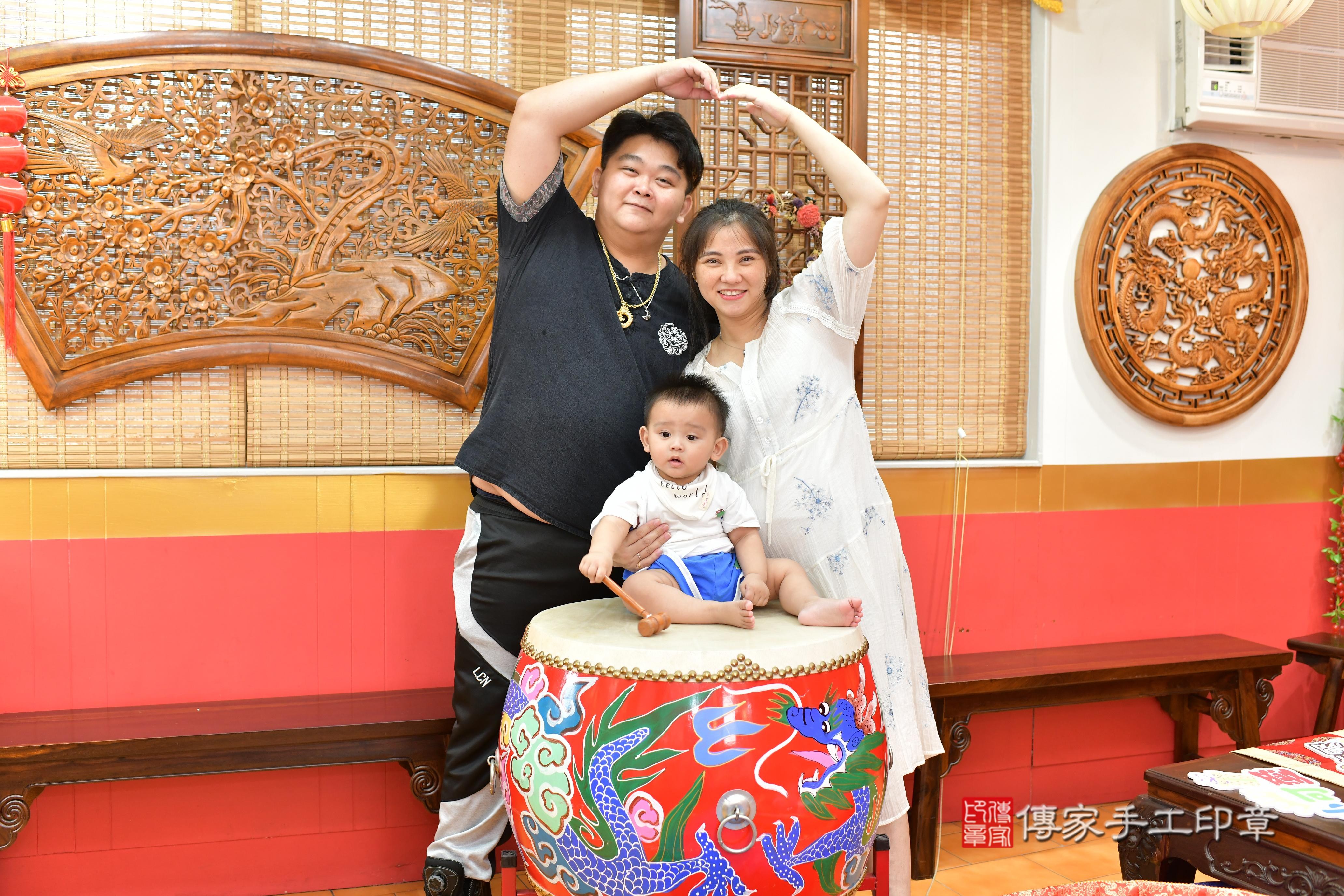 傳家手工印章桃園店、抓周、度脺、美式風會場、傳家嬰兒古禮、吉祥話、抓周道具物品24種、拍照。抓周證書。寶寶抓周、滿周歲、生日快樂、祝福