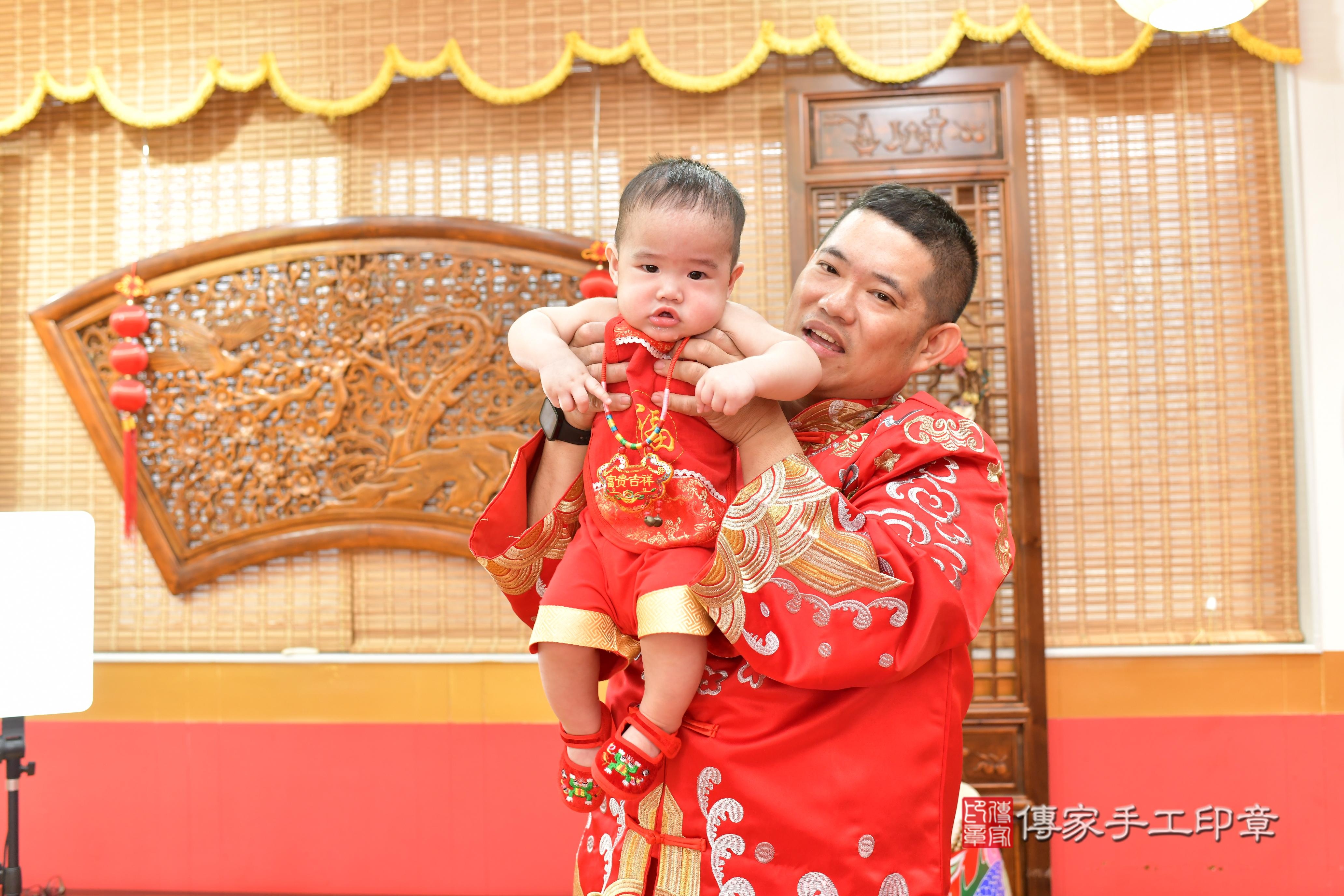 傳家手工印章桃園店、抓周、度脺、美式風會場、傳家嬰兒古禮、吉祥話、抓周道具物品24種、拍照。抓周證書。寶寶抓周、滿周歲、生日快樂、祝福