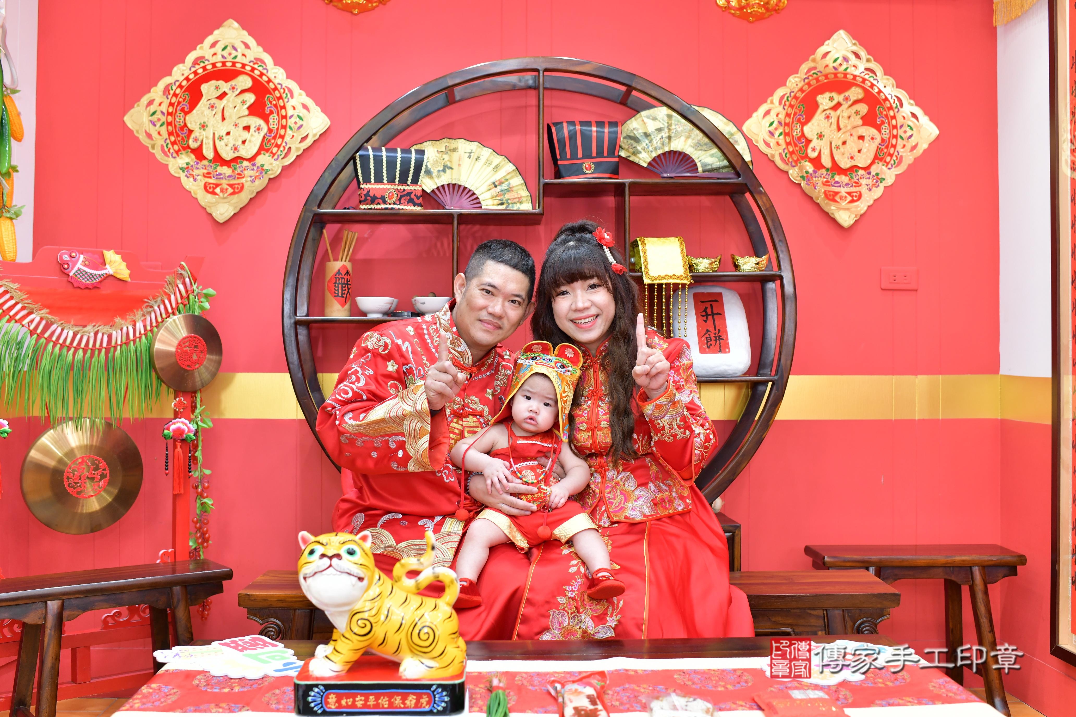 傳家手工印章桃園店、抓周、度脺、美式風會場、傳家嬰兒古禮、吉祥話、抓周道具物品24種、拍照。抓周證書。寶寶抓周、滿周歲、生日快樂、祝福