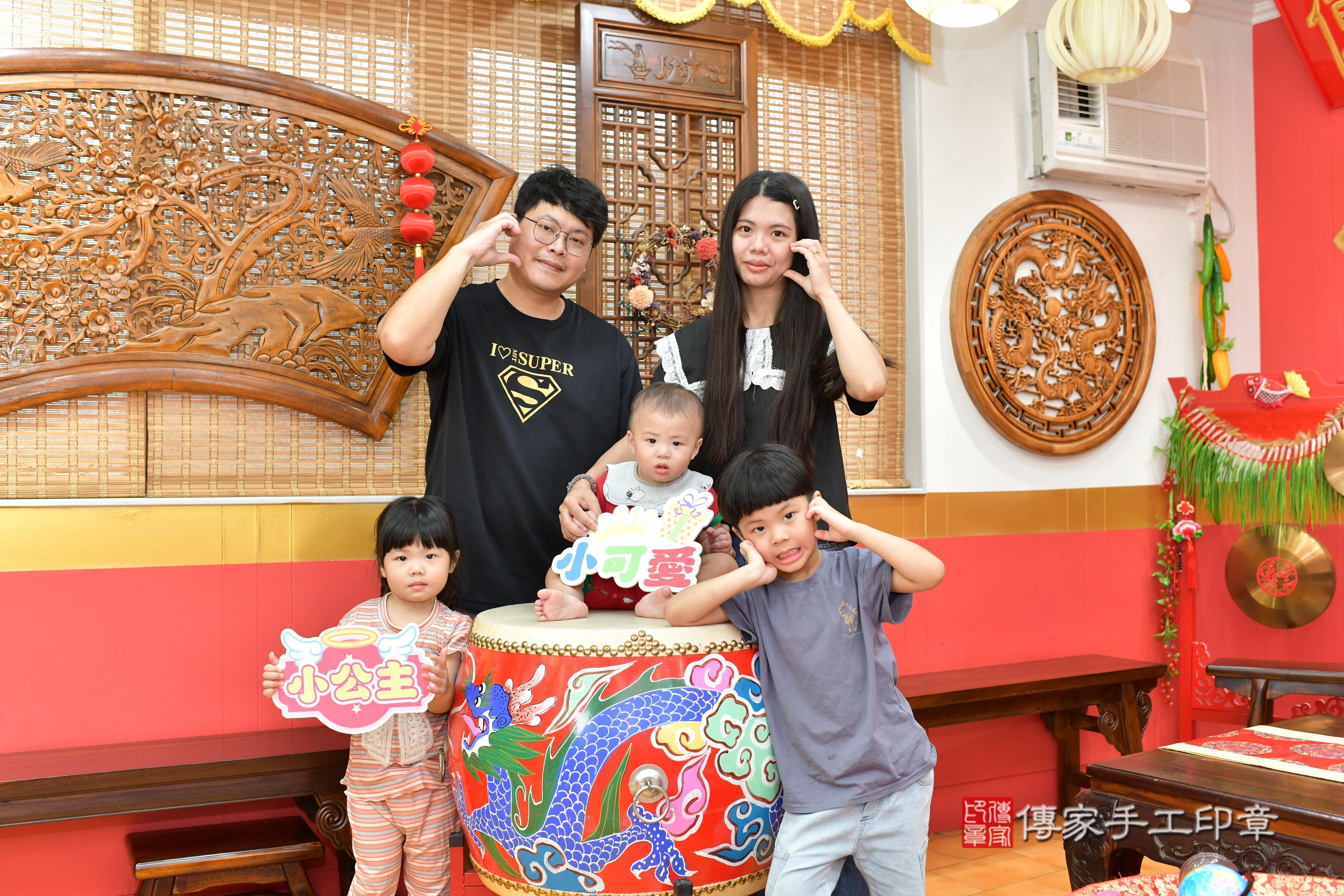 傳家手工印章桃園店、抓周、度脺、美式風會場、傳家嬰兒古禮、吉祥話、抓周道具物品24種、拍照。抓周證書。寶寶抓周、滿周歲、生日快樂、祝福