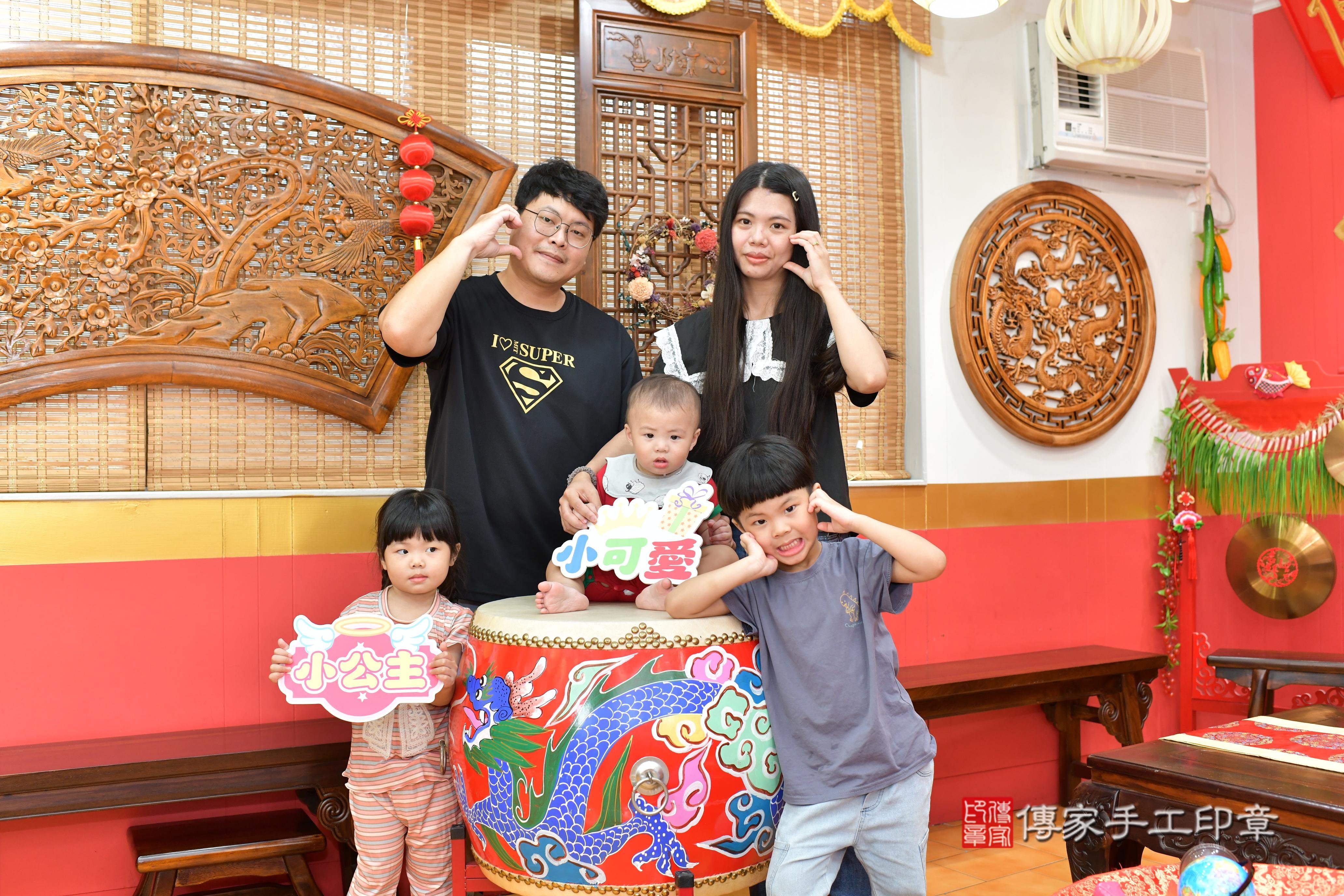 傳家手工印章桃園店、抓周、度脺、美式風會場、傳家嬰兒古禮、吉祥話、抓周道具物品24種、拍照。抓周證書。寶寶抓周、滿周歲、生日快樂、祝福