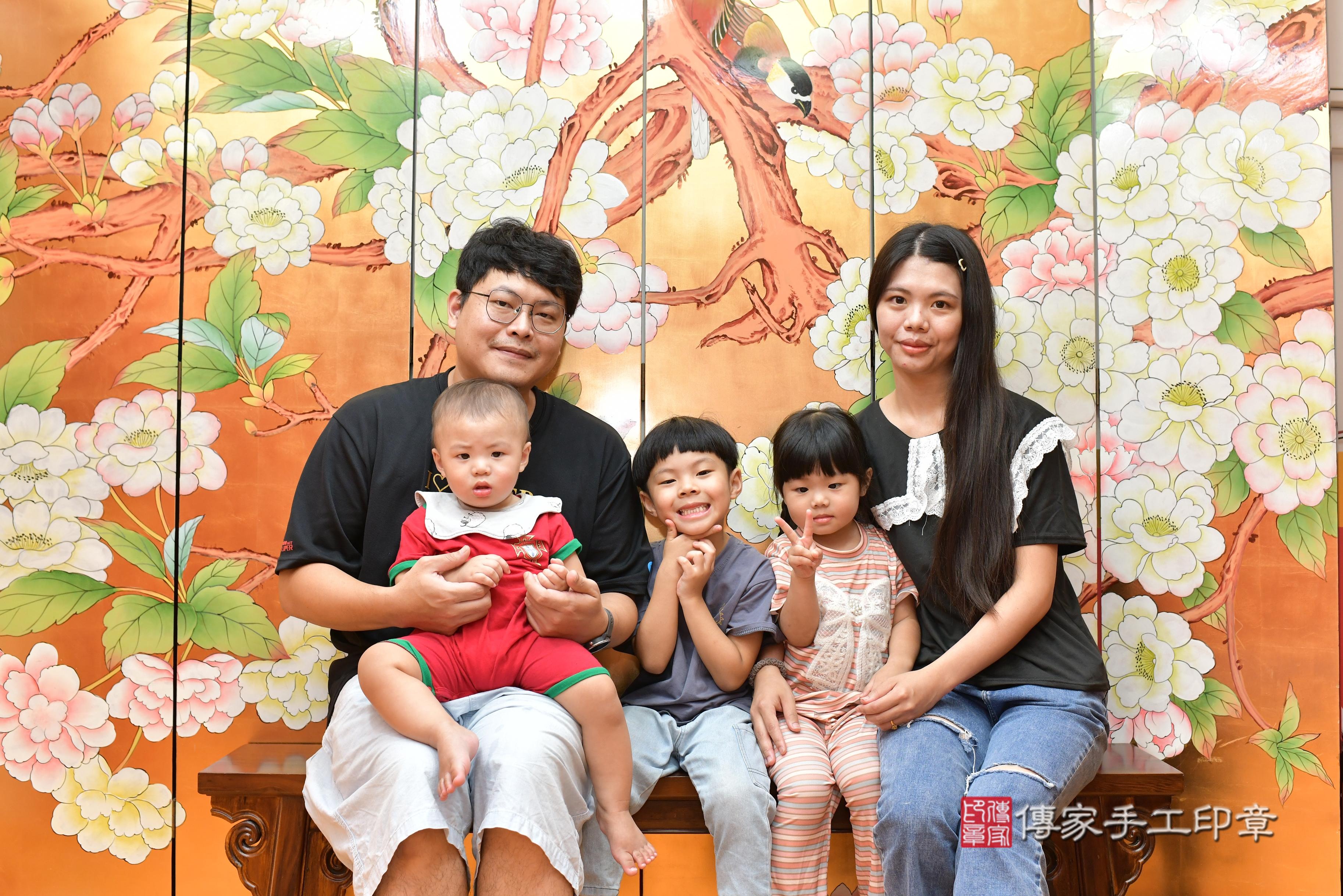 傳家手工印章桃園店、抓周、度脺、美式風會場、傳家嬰兒古禮、吉祥話、抓周道具物品24種、拍照。抓周證書。寶寶抓周、滿周歲、生日快樂、祝福