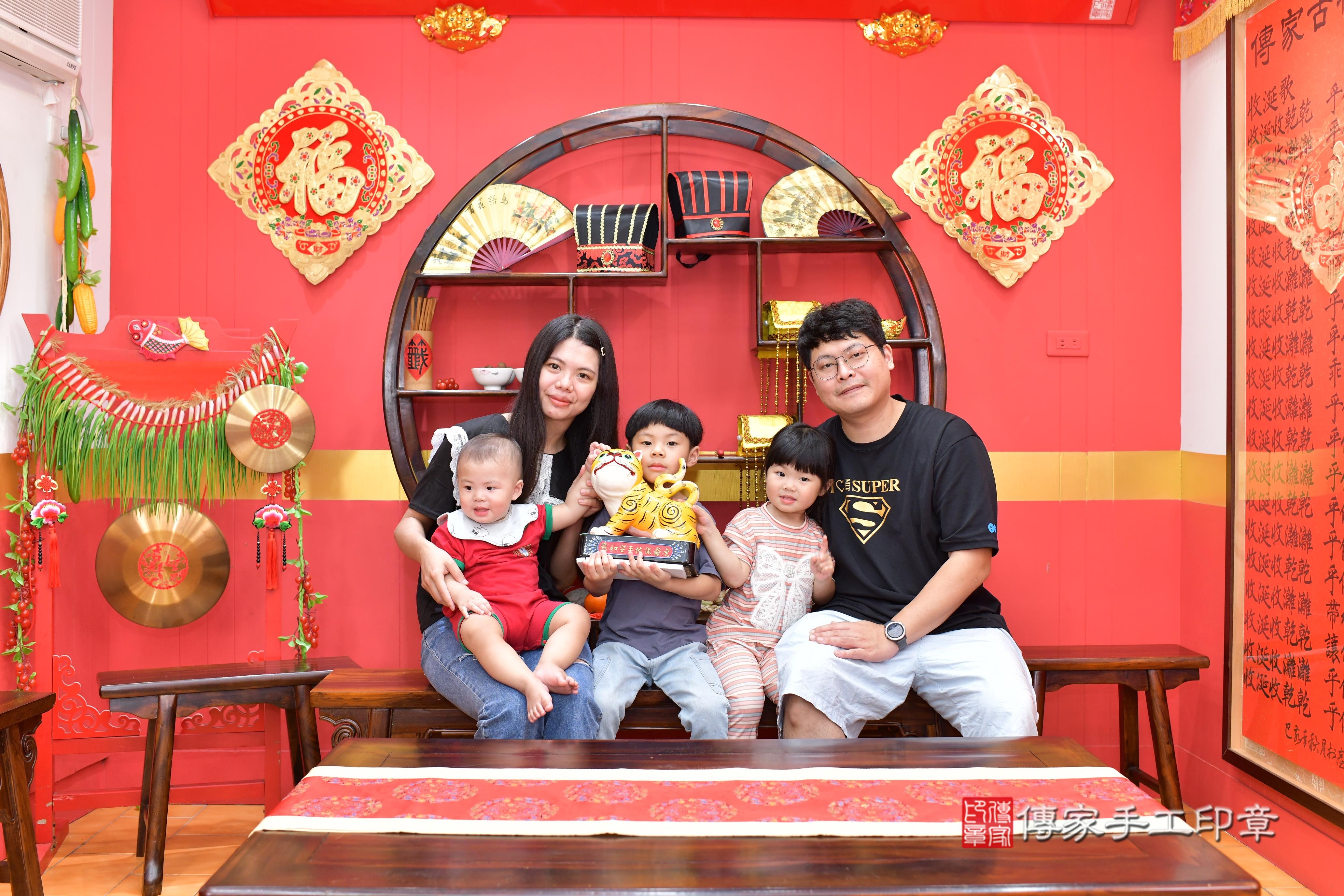 傳家手工印章桃園店、抓周、度脺、美式風會場、傳家嬰兒古禮、吉祥話、抓周道具物品24種、拍照。抓周證書。寶寶抓周、滿周歲、生日快樂、祝福