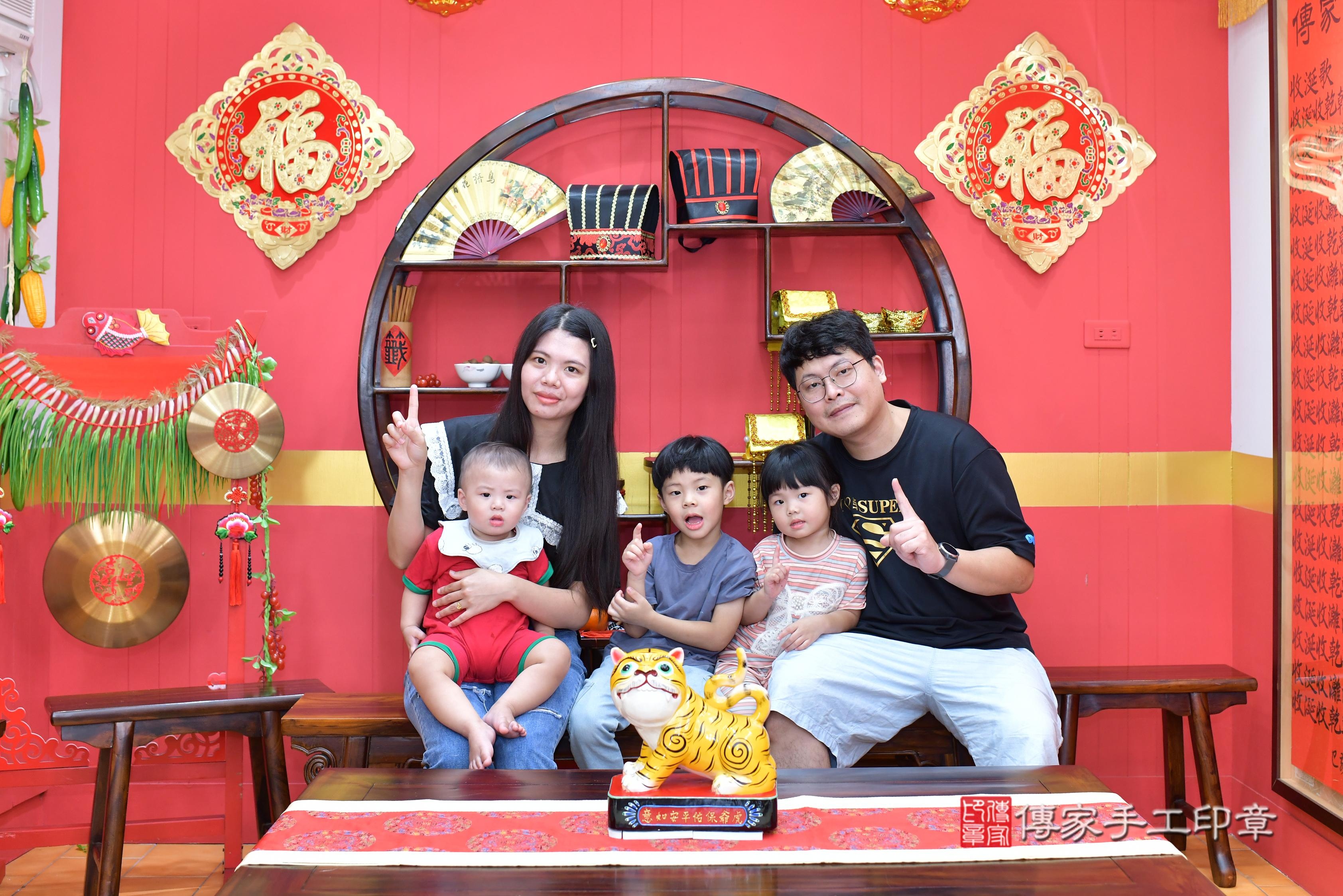 傳家手工印章桃園店、抓周、度脺、美式風會場、傳家嬰兒古禮、吉祥話、抓周道具物品24種、拍照。抓周證書。寶寶抓周、滿周歲、生日快樂、祝福