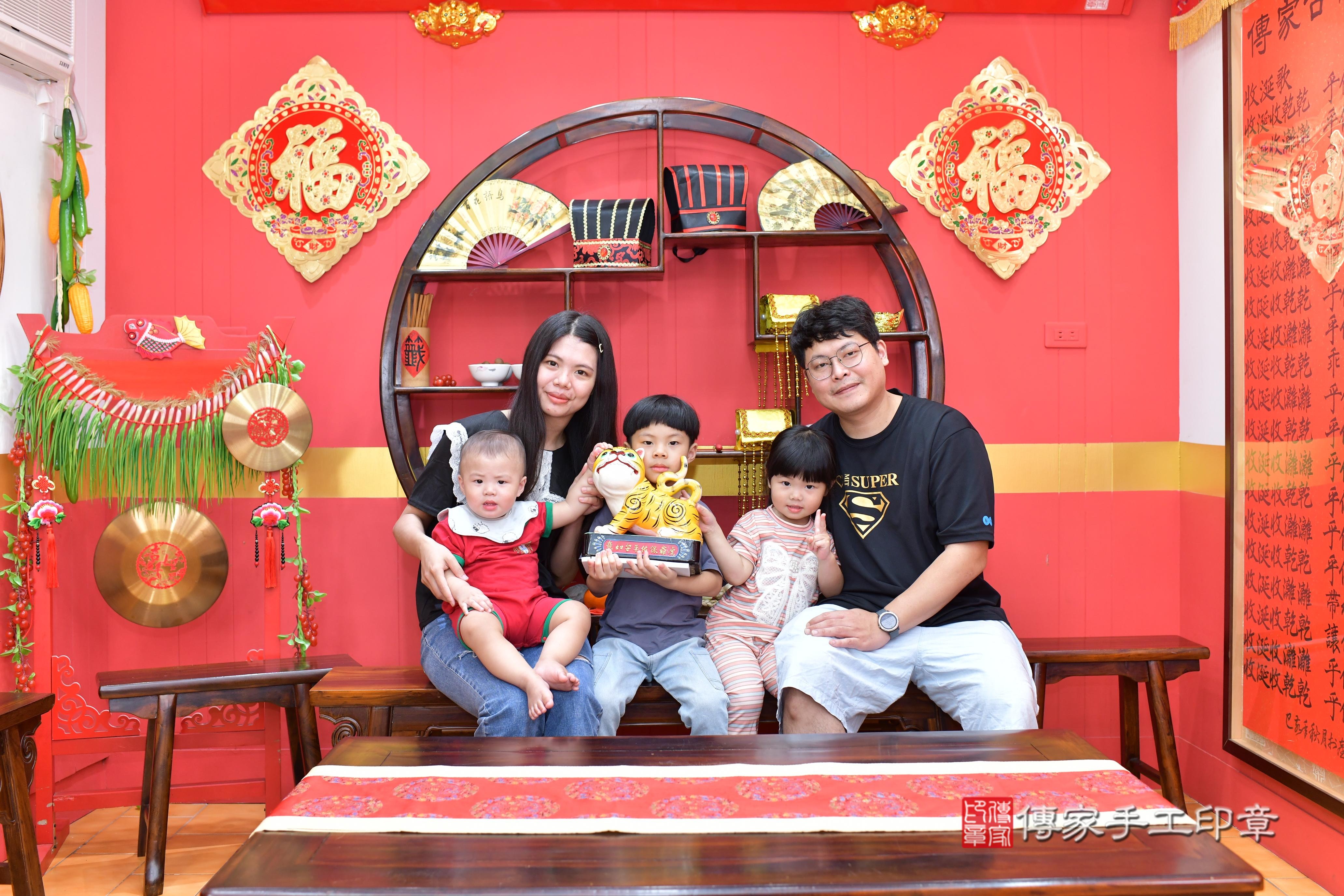 傳家手工印章桃園店、抓周、度脺、美式風會場、傳家嬰兒古禮、吉祥話、抓周道具物品24種、拍照。抓周證書。寶寶抓周、滿周歲、生日快樂、祝福