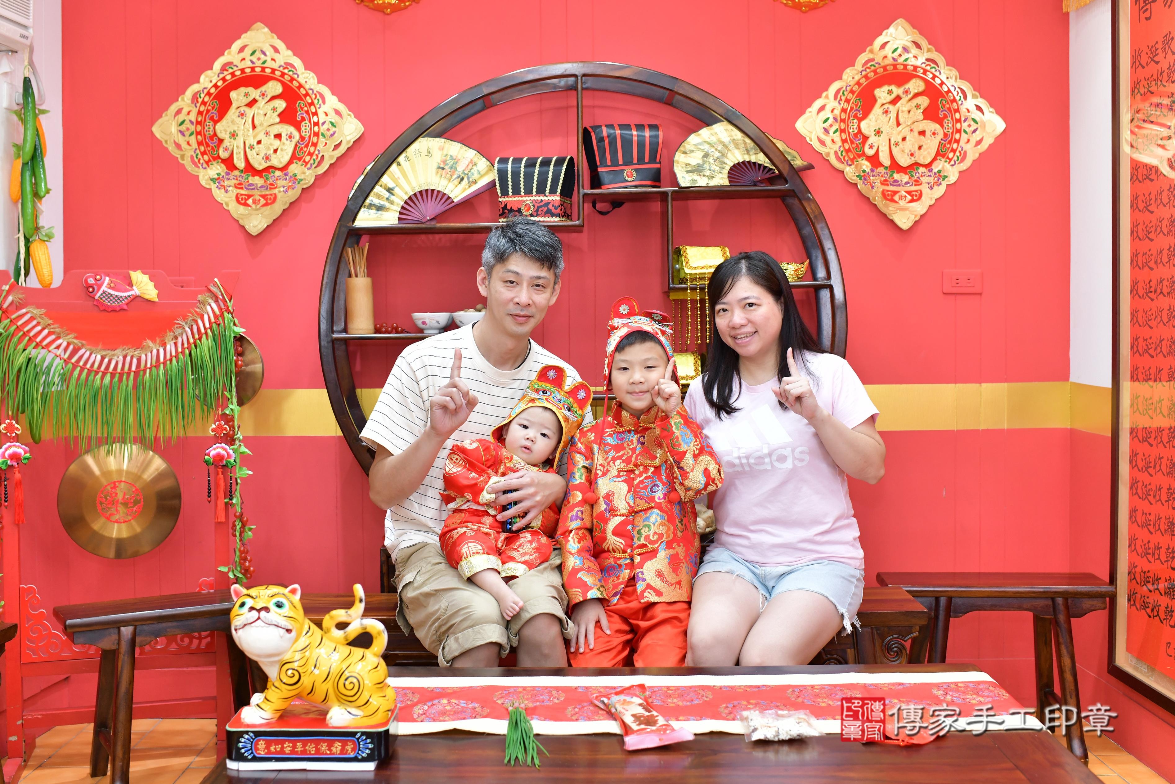 傳家手工印章桃園店、抓周、度脺、美式風會場、傳家嬰兒古禮、吉祥話、抓周道具物品24種、拍照。抓周證書。寶寶抓周、滿周歲、生日快樂、祝福