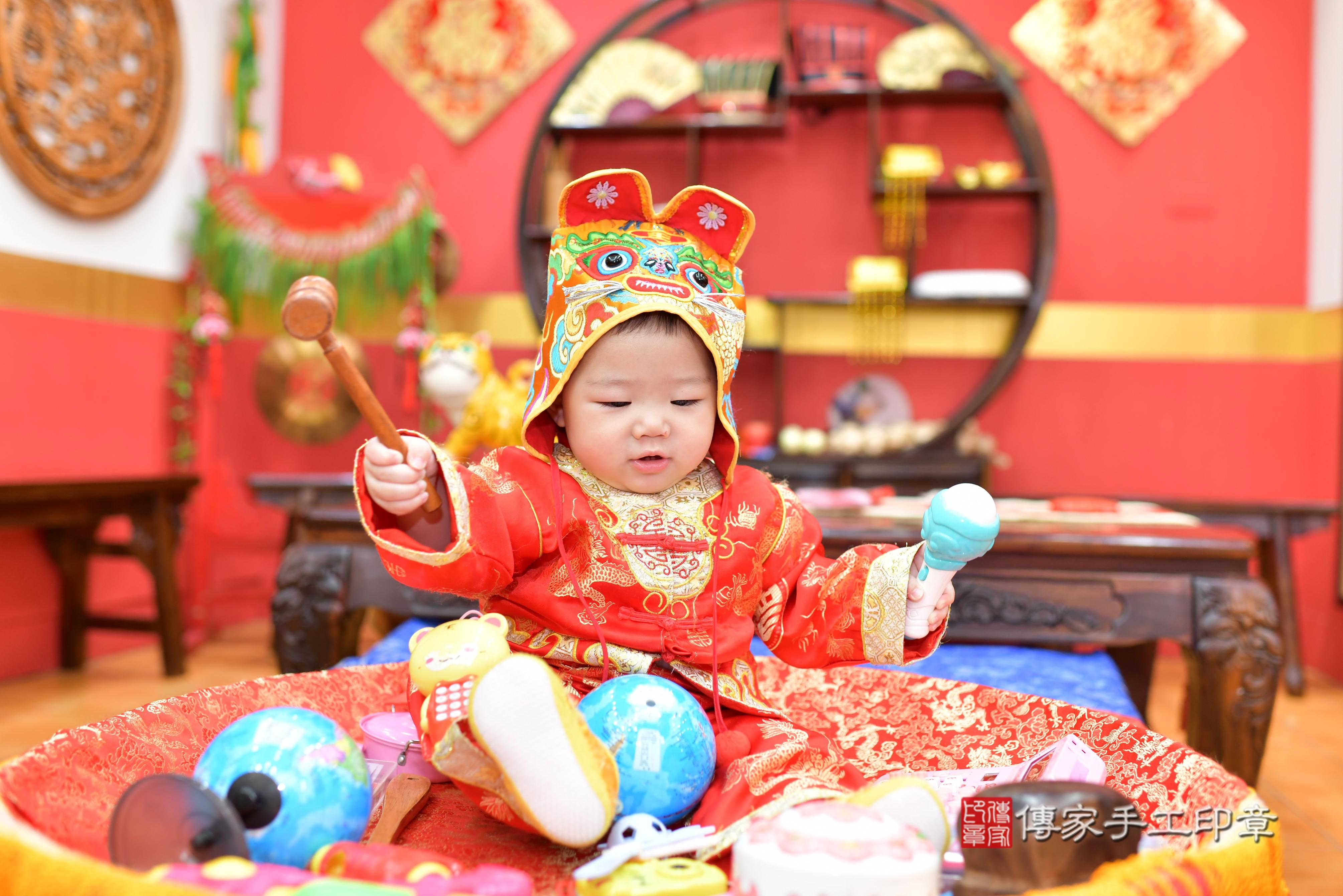 傳家手工印章桃園店、抓周、度脺、美式風會場、傳家嬰兒古禮、吉祥話、抓周道具物品24種、拍照。抓周證書。寶寶抓周、滿周歲、生日快樂、祝福