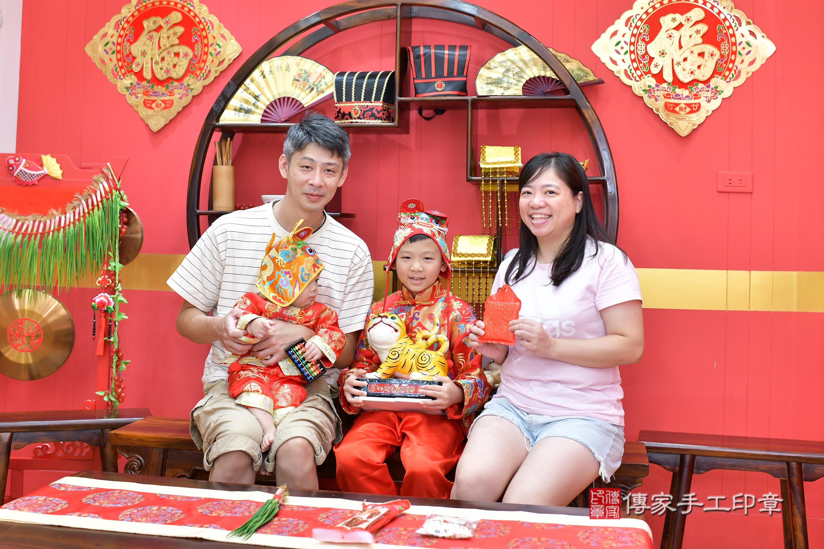 傳家手工印章桃園店、抓周、度脺、美式風會場、傳家嬰兒古禮、吉祥話、抓周道具物品24種、拍照。抓周證書。寶寶抓周、滿周歲、生日快樂、祝福