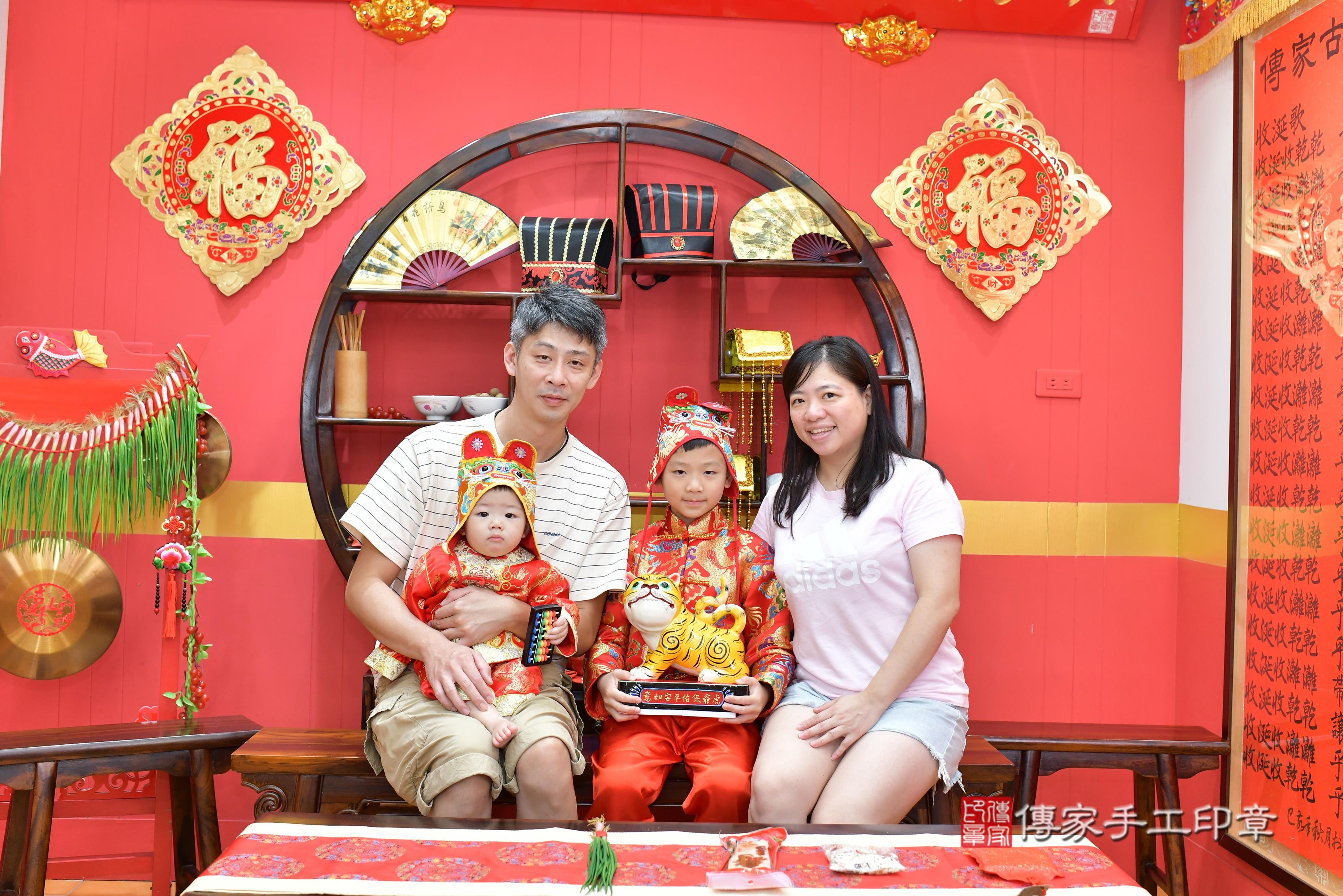 傳家手工印章桃園店、抓周、度脺、美式風會場、傳家嬰兒古禮、吉祥話、抓周道具物品24種、拍照。抓周證書。寶寶抓周、滿周歲、生日快樂、祝福