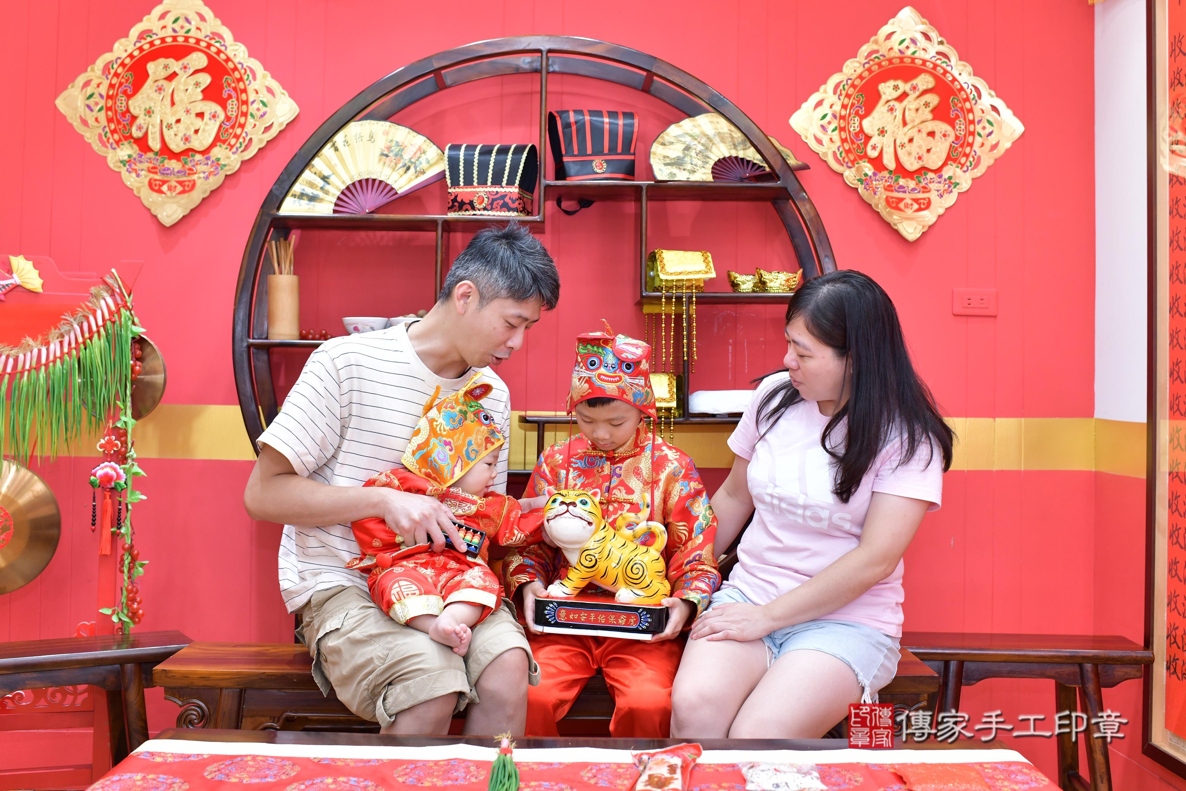 傳家手工印章桃園店、抓周、度脺、美式風會場、傳家嬰兒古禮、吉祥話、抓周道具物品24種、拍照。抓周證書。寶寶抓周、滿周歲、生日快樂、祝福