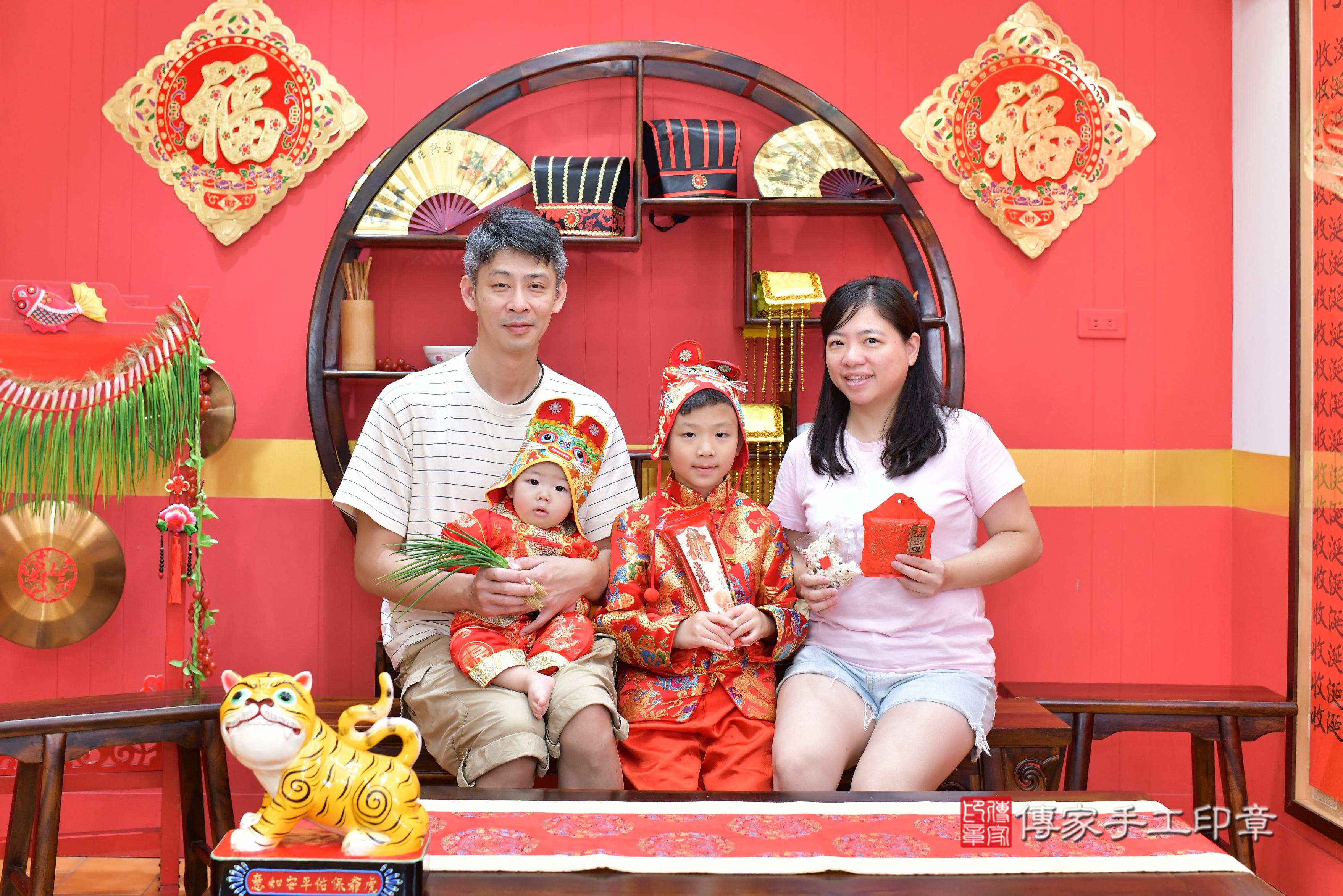 傳家手工印章桃園店、抓周、度脺、美式風會場、傳家嬰兒古禮、吉祥話、抓周道具物品24種、拍照。抓周證書。寶寶抓周、滿周歲、生日快樂、祝福