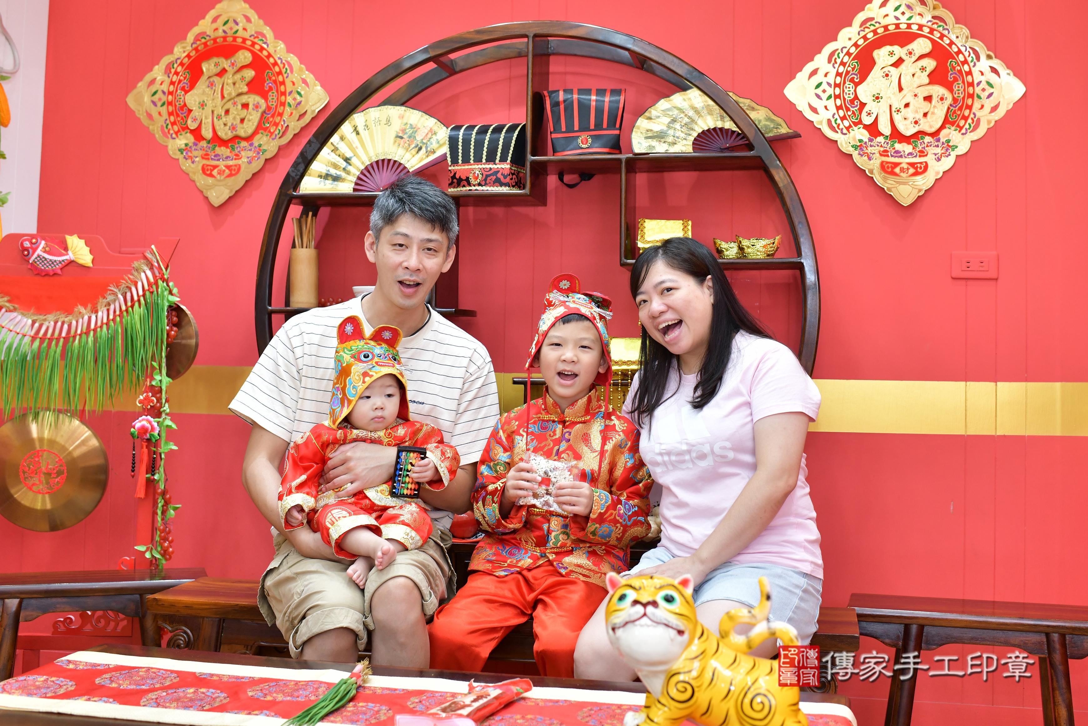 傳家手工印章桃園店、抓周、度脺、美式風會場、傳家嬰兒古禮、吉祥話、抓周道具物品24種、拍照。抓周證書。寶寶抓周、滿周歲、生日快樂、祝福
