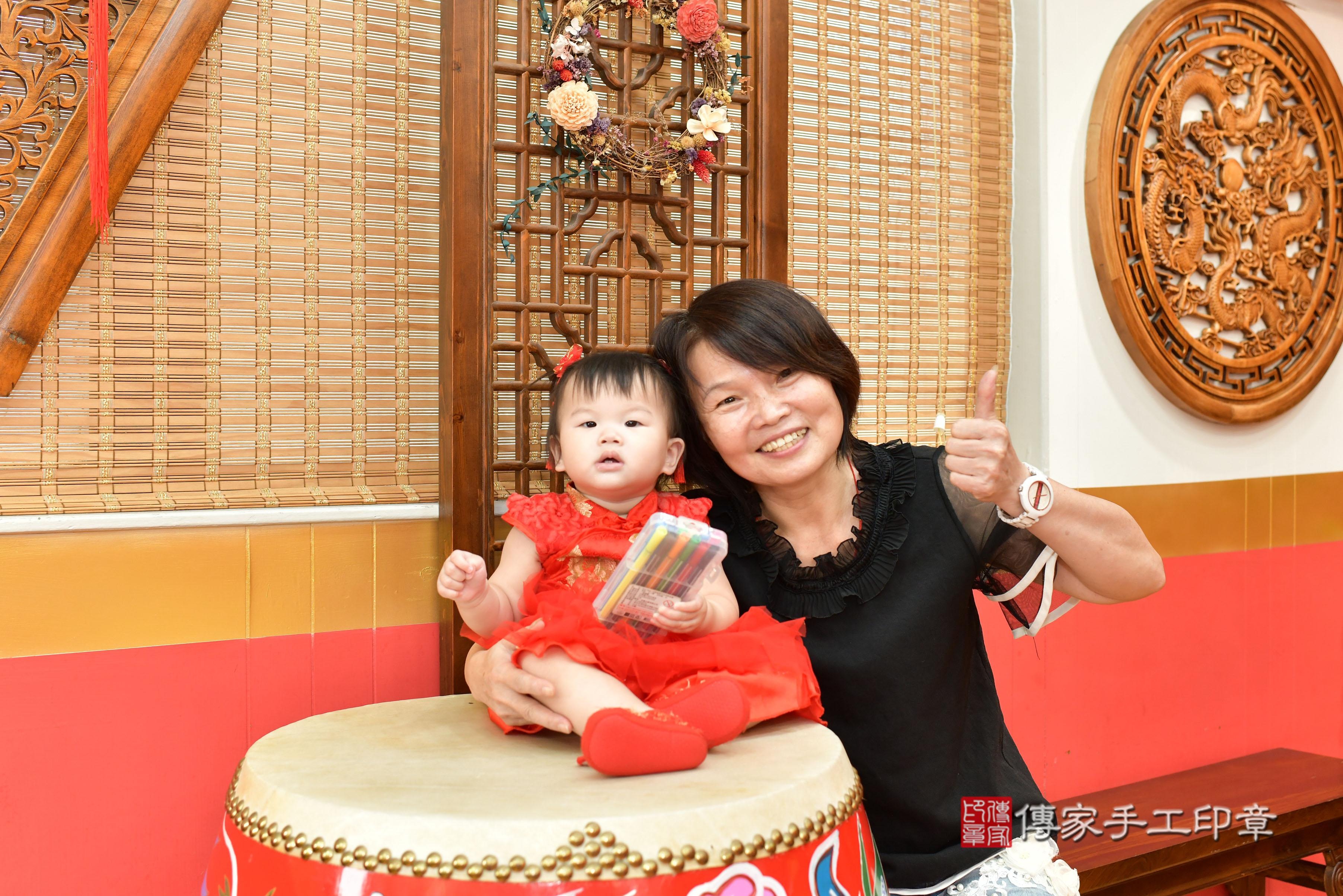 傳家手工印章桃園店、抓周、度脺、美式風會場、傳家嬰兒古禮、吉祥話、抓周道具物品24種、拍照。抓周證書。寶寶抓周、滿周歲、生日快樂、祝福