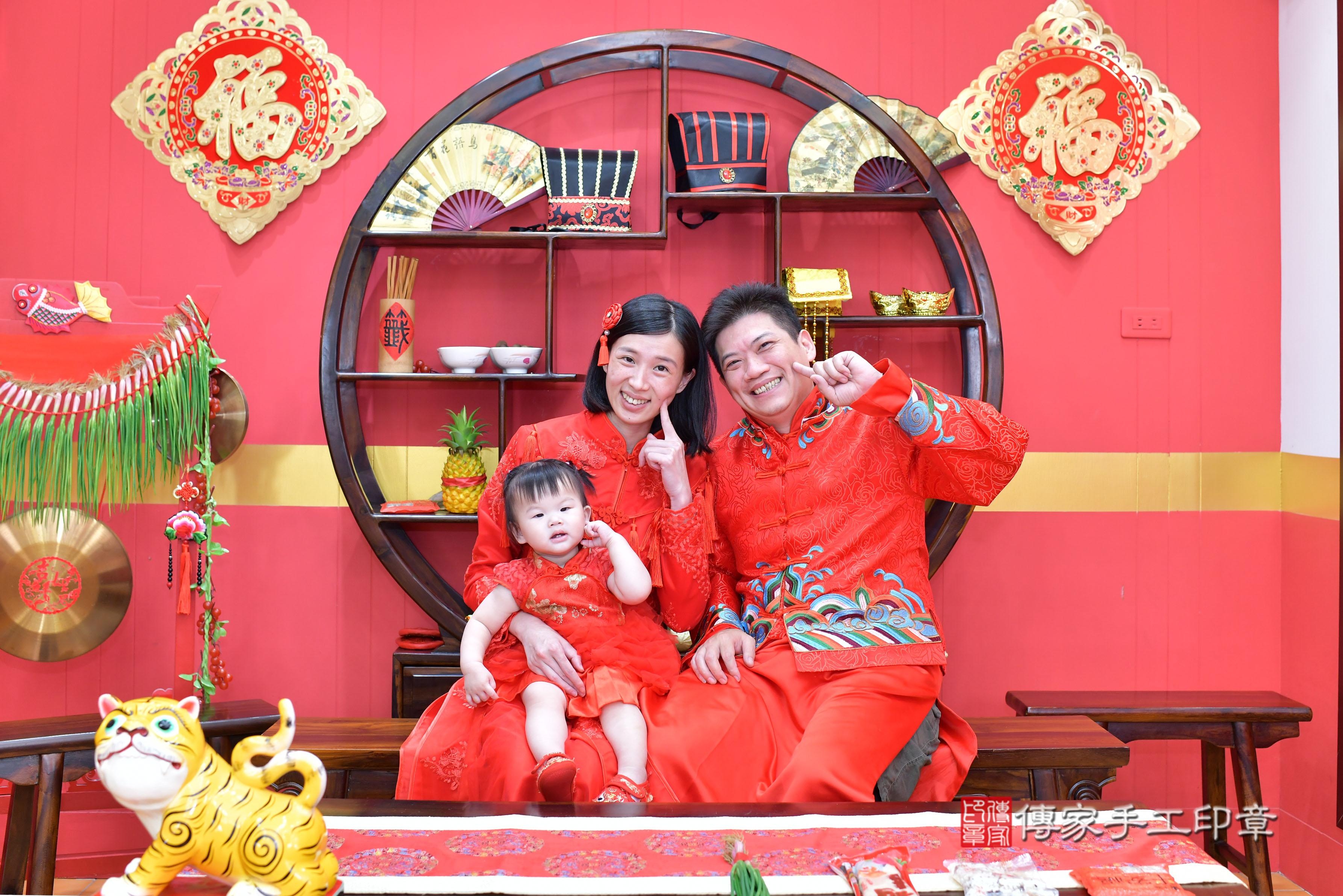 傳家手工印章桃園店、抓周、度脺、美式風會場、傳家嬰兒古禮、吉祥話、抓周道具物品24種、拍照。抓周證書。寶寶抓周、滿周歲、生日快樂、祝福