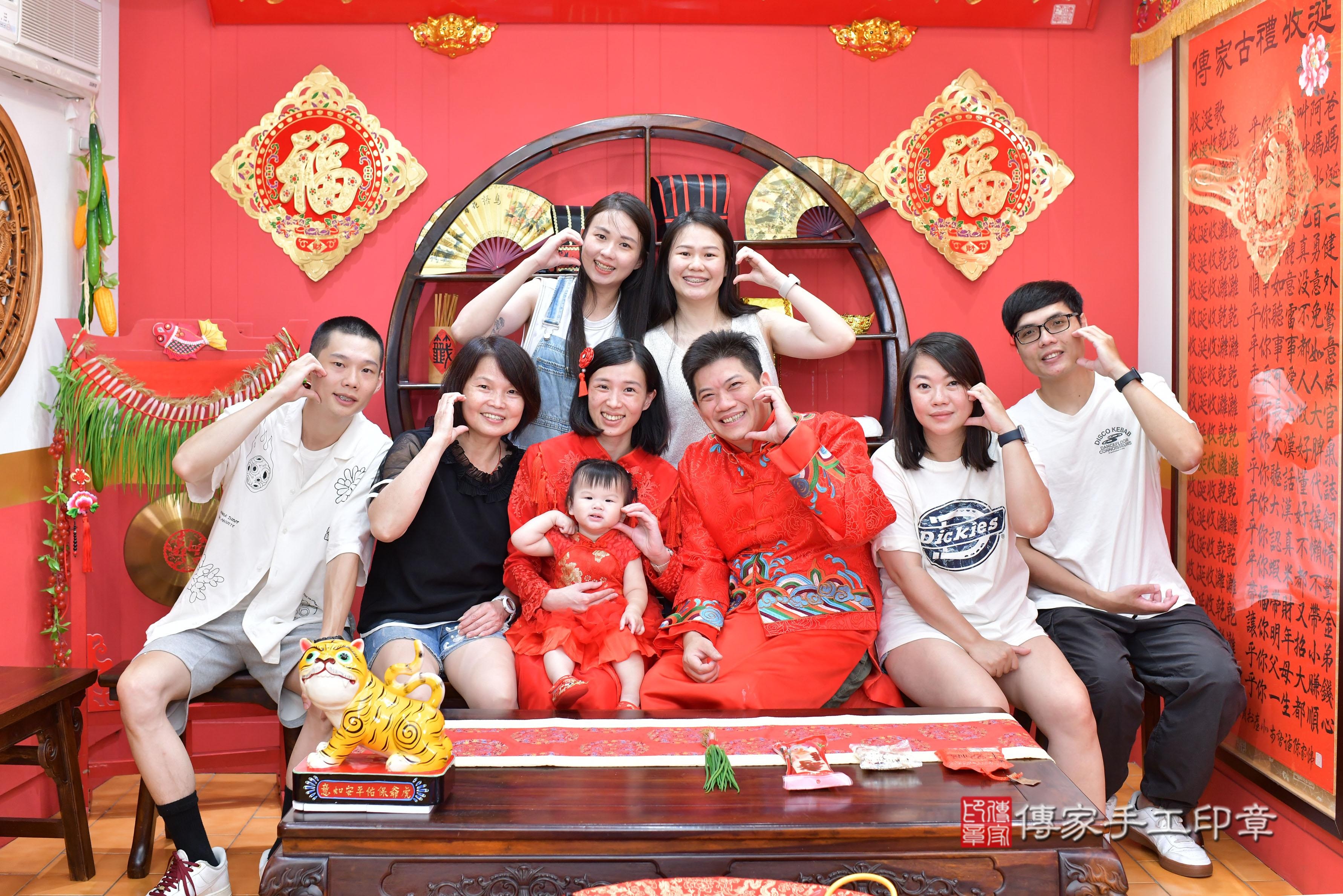 傳家手工印章桃園店、抓周、度脺、美式風會場、傳家嬰兒古禮、吉祥話、抓周道具物品24種、拍照。抓周證書。寶寶抓周、滿周歲、生日快樂、祝福