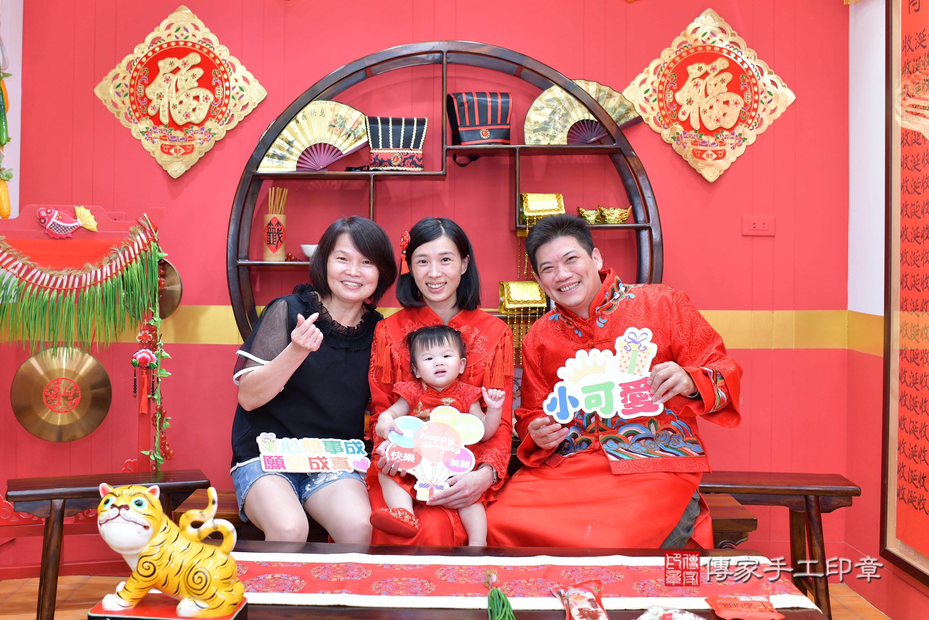 傳家手工印章桃園店、抓周、度脺、美式風會場、傳家嬰兒古禮、吉祥話、抓周道具物品24種、拍照。抓周證書。寶寶抓周、滿周歲、生日快樂、祝福