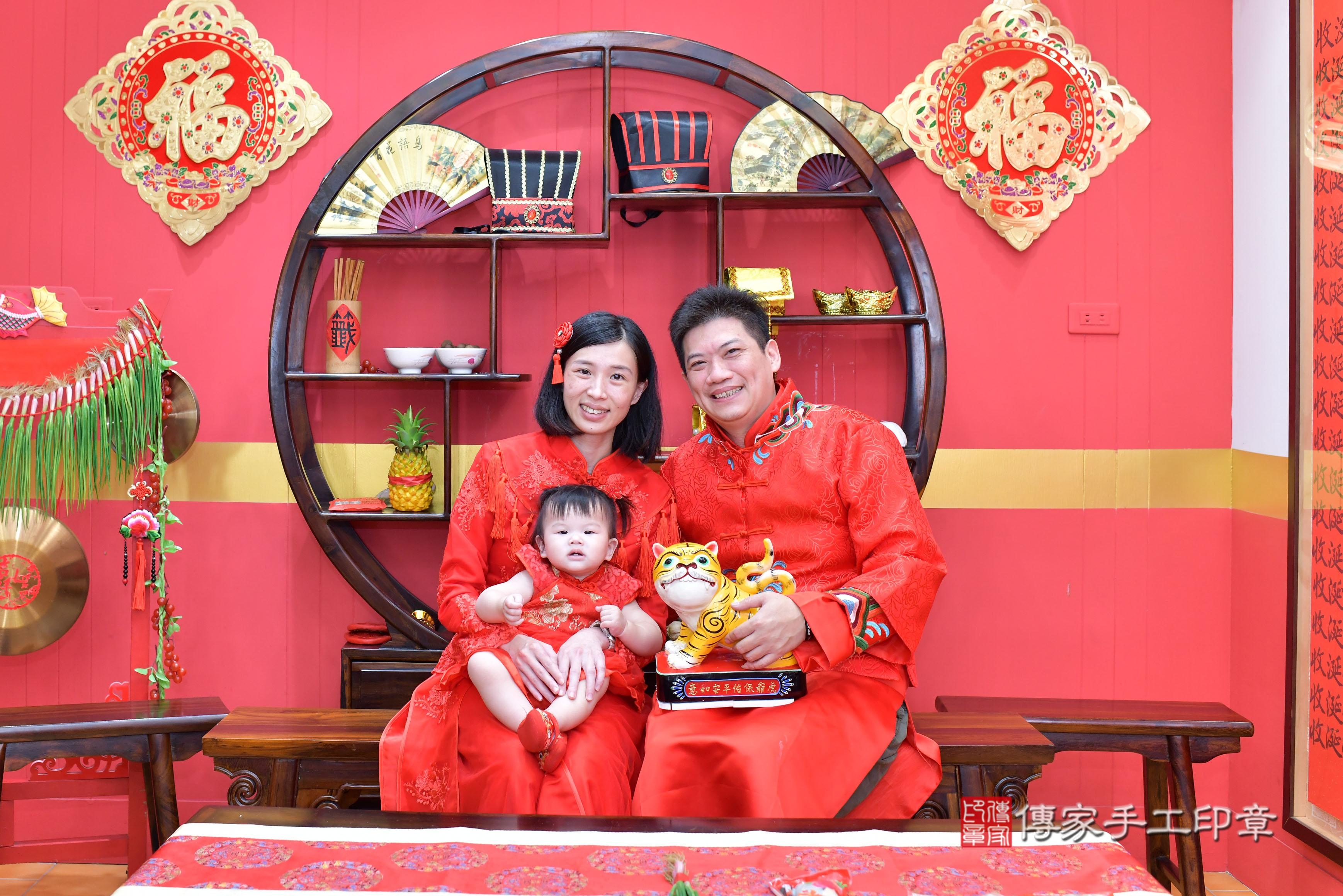 傳家手工印章桃園店、抓周、度脺、美式風會場、傳家嬰兒古禮、吉祥話、抓周道具物品24種、拍照。抓周證書。寶寶抓周、滿周歲、生日快樂、祝福