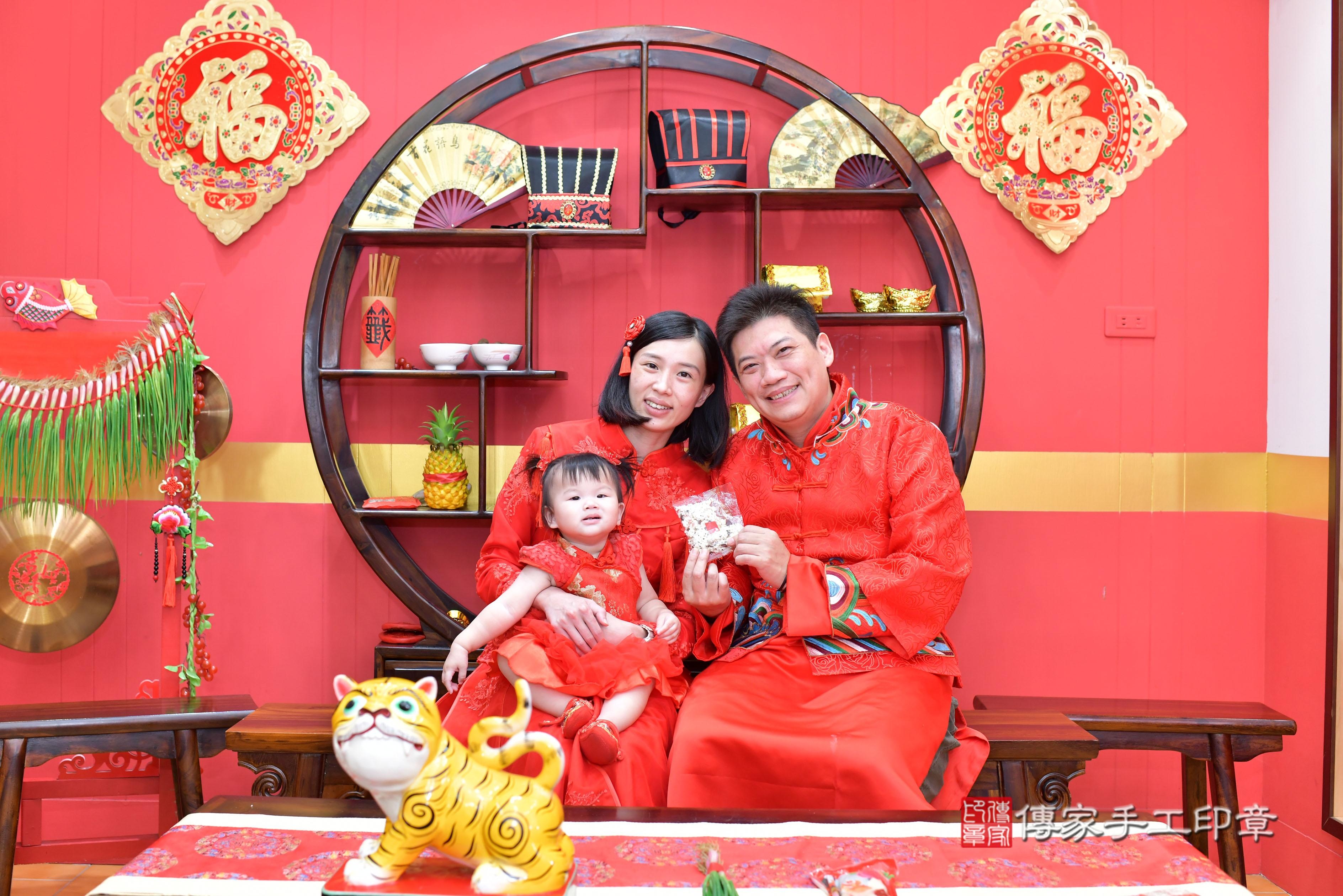 傳家手工印章桃園店、抓周、度脺、美式風會場、傳家嬰兒古禮、吉祥話、抓周道具物品24種、拍照。抓周證書。寶寶抓周、滿周歲、生日快樂、祝福