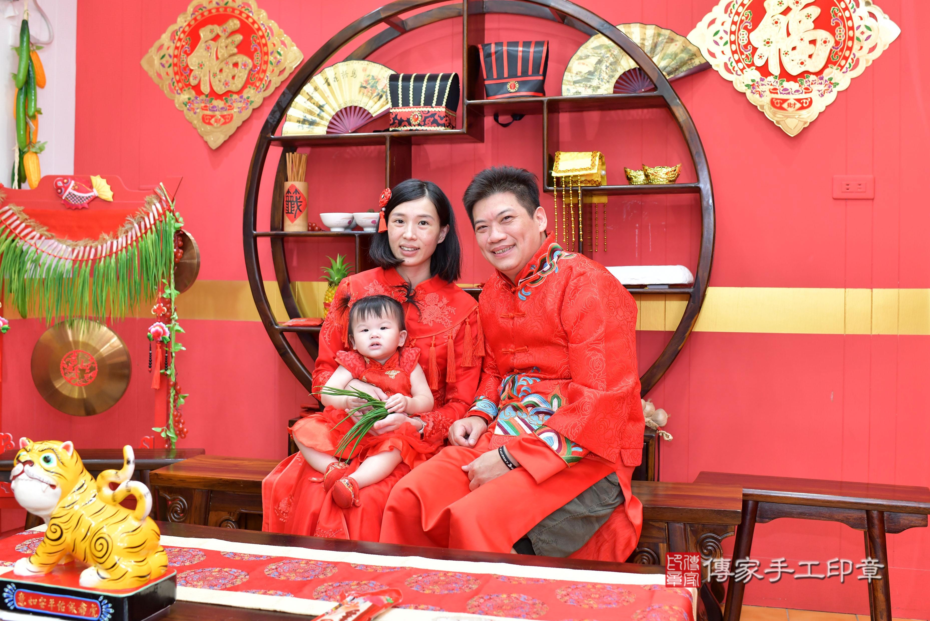 傳家手工印章桃園店、抓周、度脺、美式風會場、傳家嬰兒古禮、吉祥話、抓周道具物品24種、拍照。抓周證書。寶寶抓周、滿周歲、生日快樂、祝福