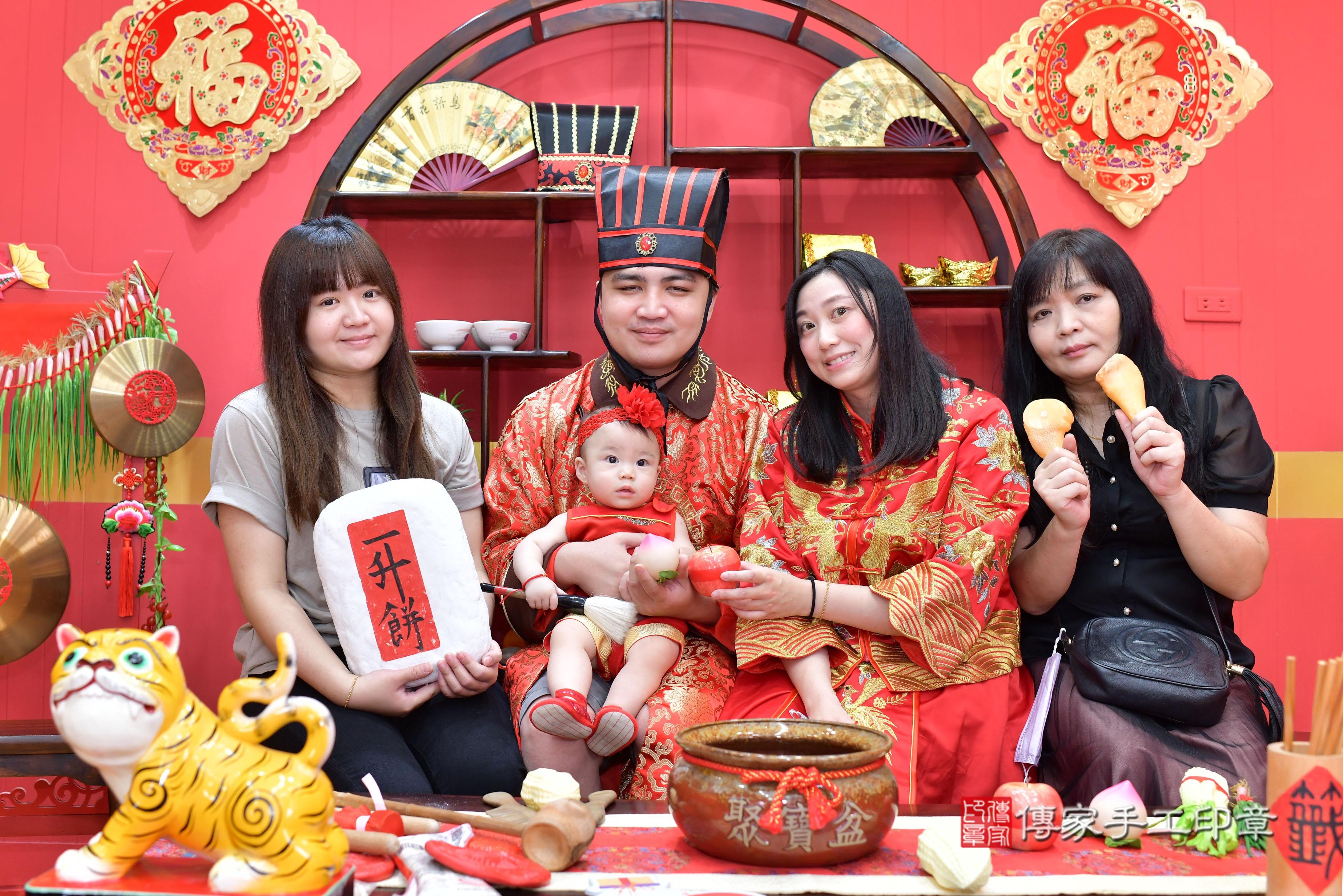 傳家手工印章桃園店、抓周、度脺、美式風會場、傳家嬰兒古禮、吉祥話、抓周道具物品24種、拍照。抓周證書。寶寶抓周、滿周歲、生日快樂、祝福