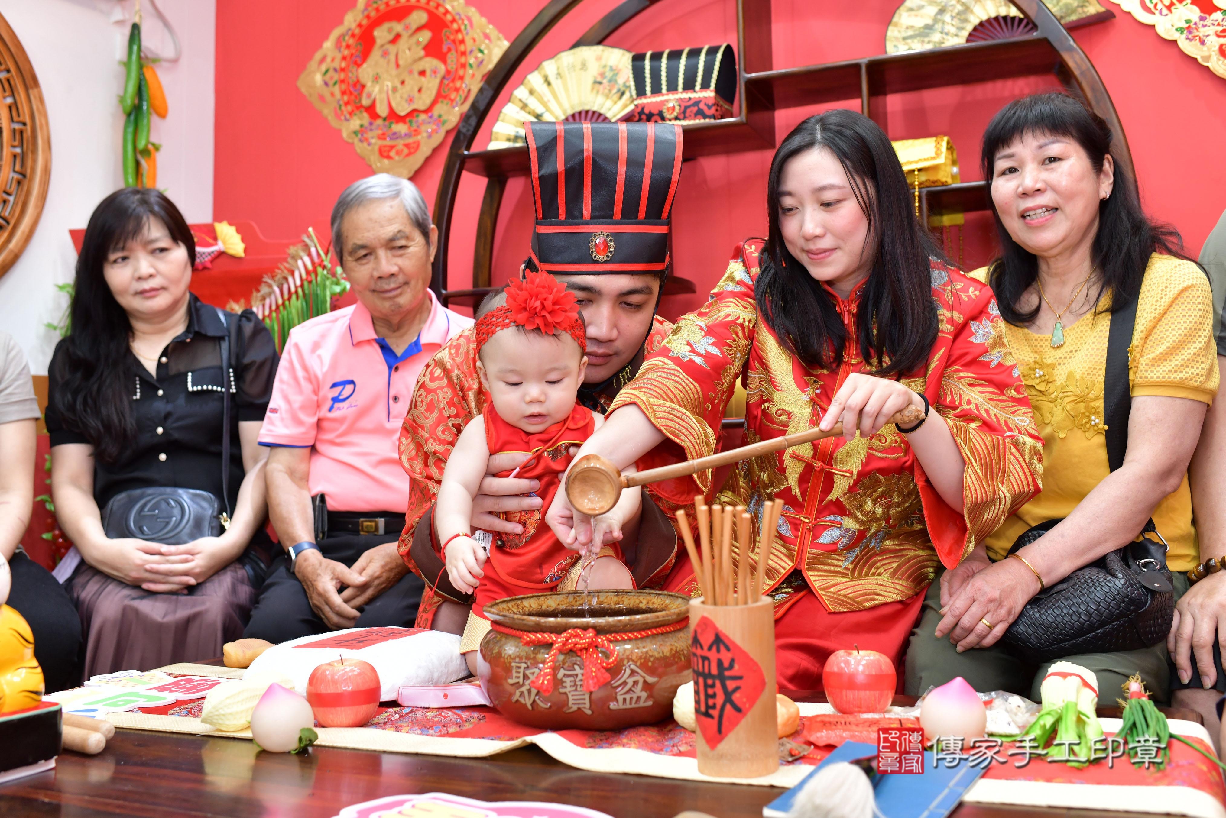 傳家手工印章桃園店、抓周、度脺、美式風會場、傳家嬰兒古禮、吉祥話、抓周道具物品24種、拍照。抓周證書。寶寶抓周、滿周歲、生日快樂、祝福